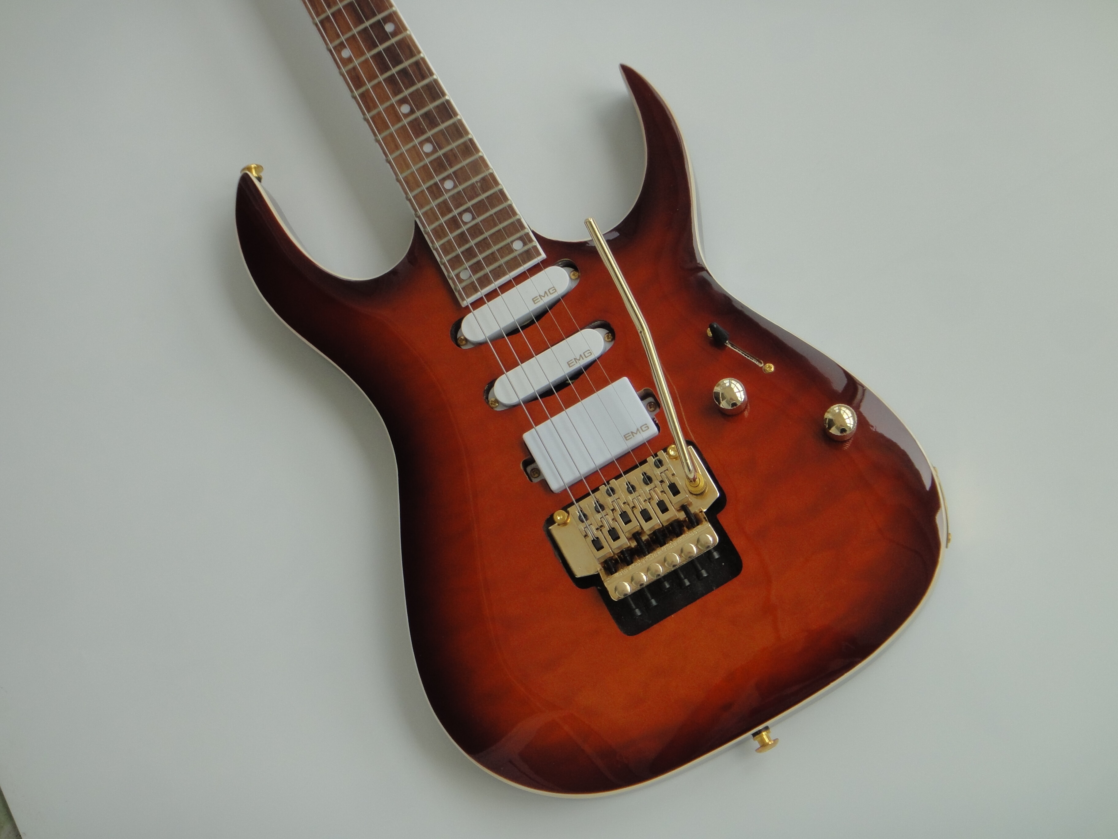 Guitarra Eléctrica Afanti Cuerpo de Caoba con Chapa de Arce Acolchado Marrón