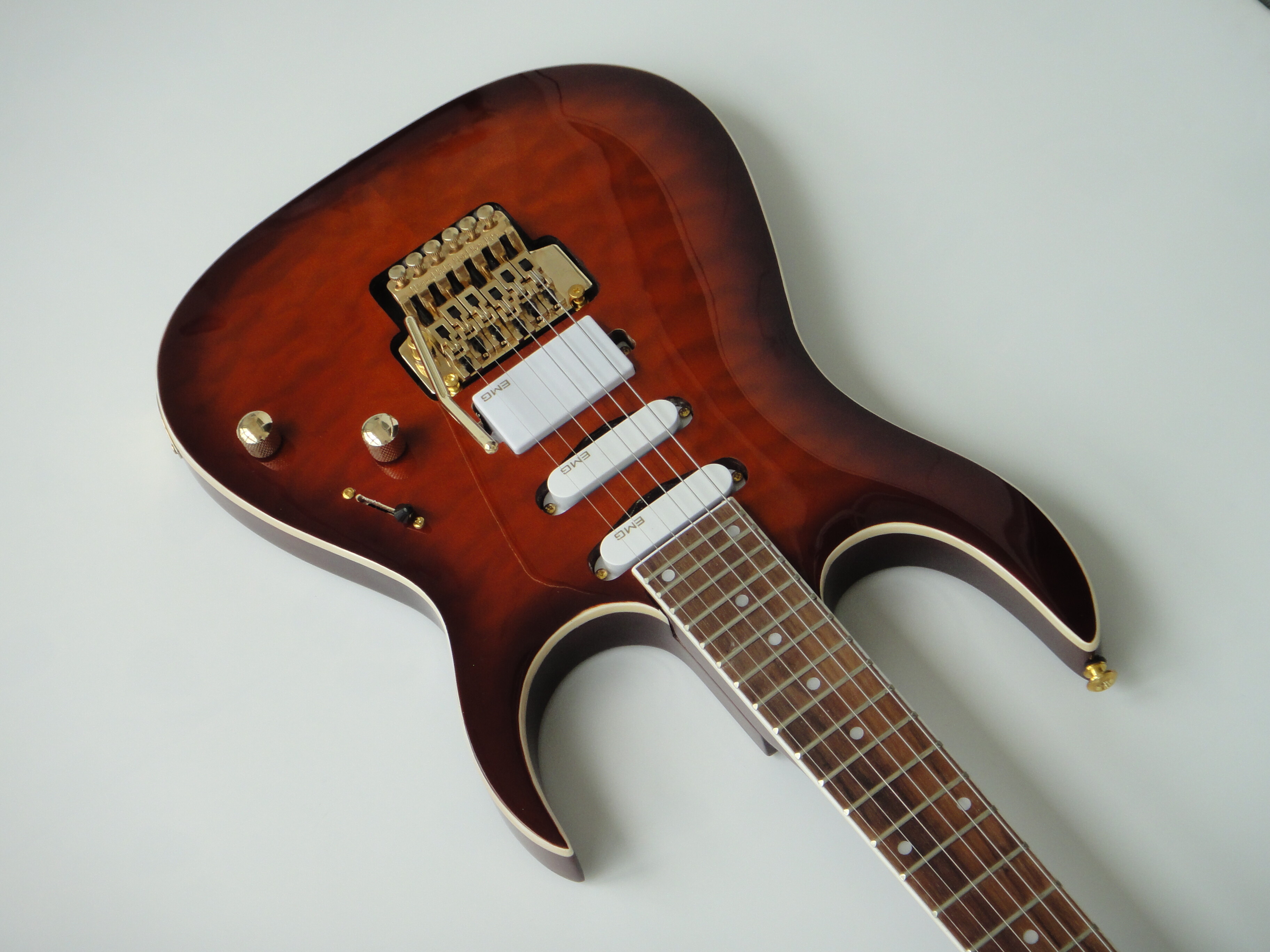 Guitarra Eléctrica Afanti Cuerpo de Caoba con Chapa de Arce Acolchado Marrón