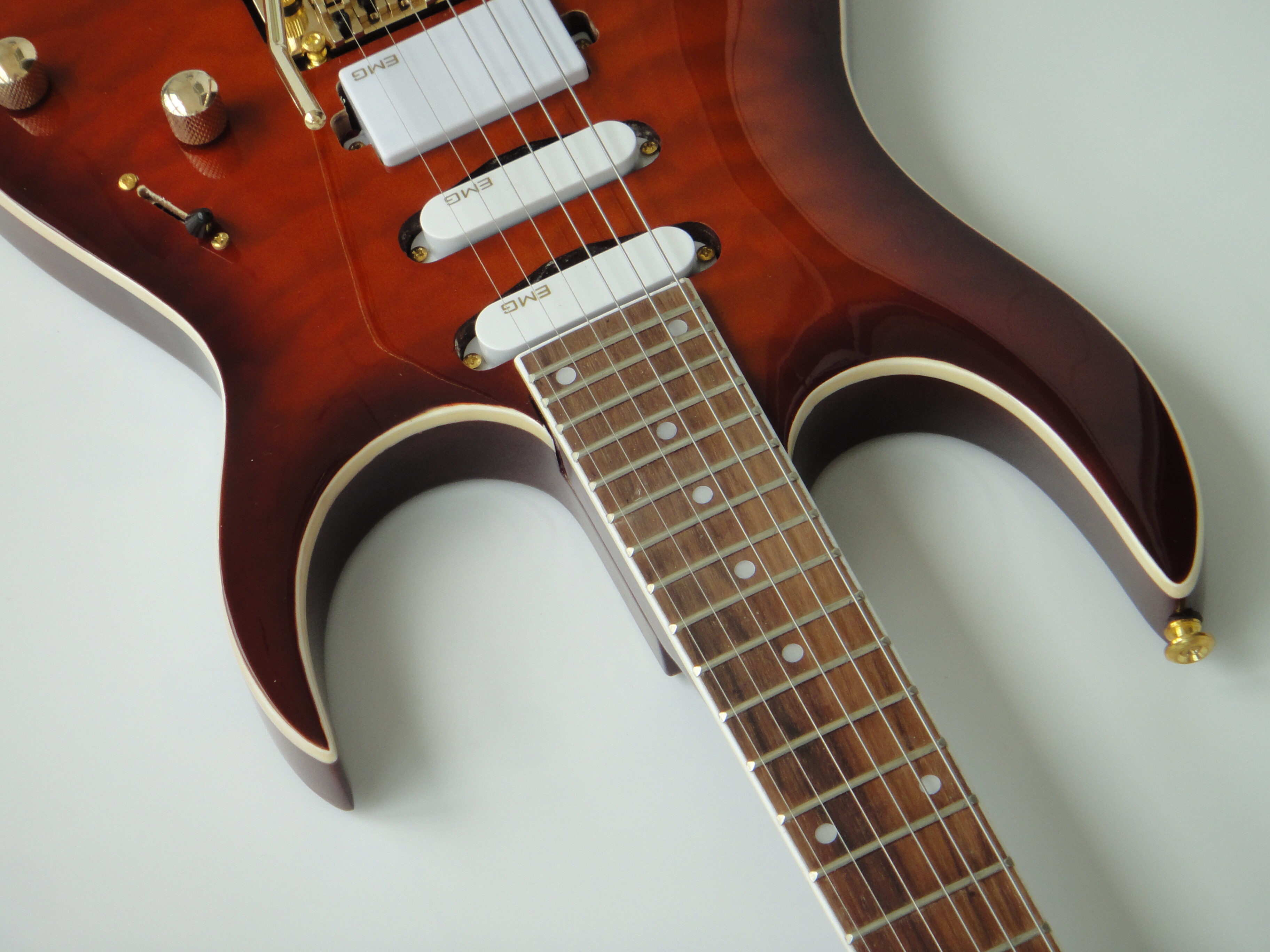 Guitarra Eléctrica Afanti Cuerpo de Caoba con Chapa de Arce Acolchado Marrón