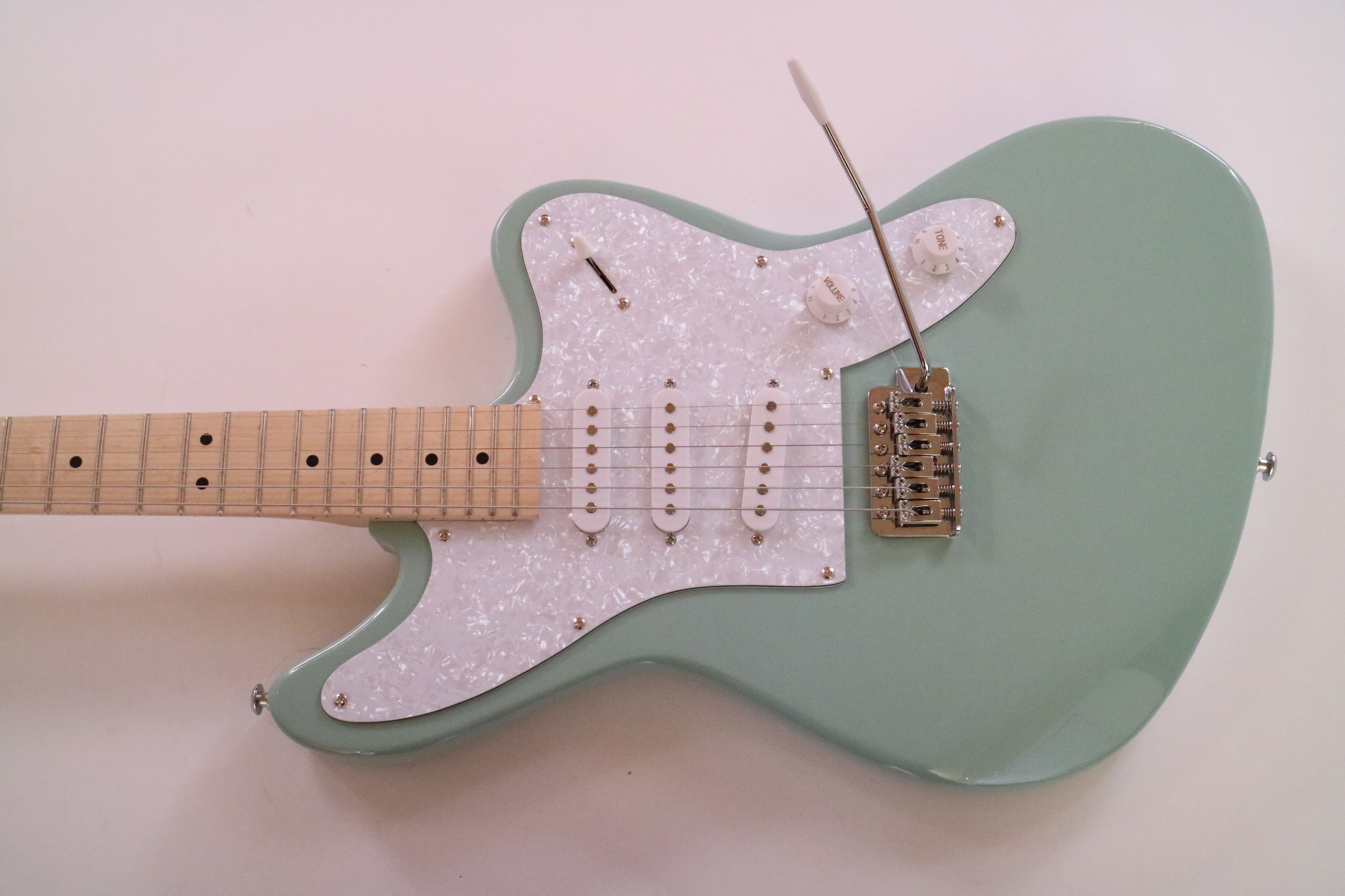 Afanti Customized SSS Pastilla Tremolo Puente Diapasón Arce Verde Guitarra Eléctrica