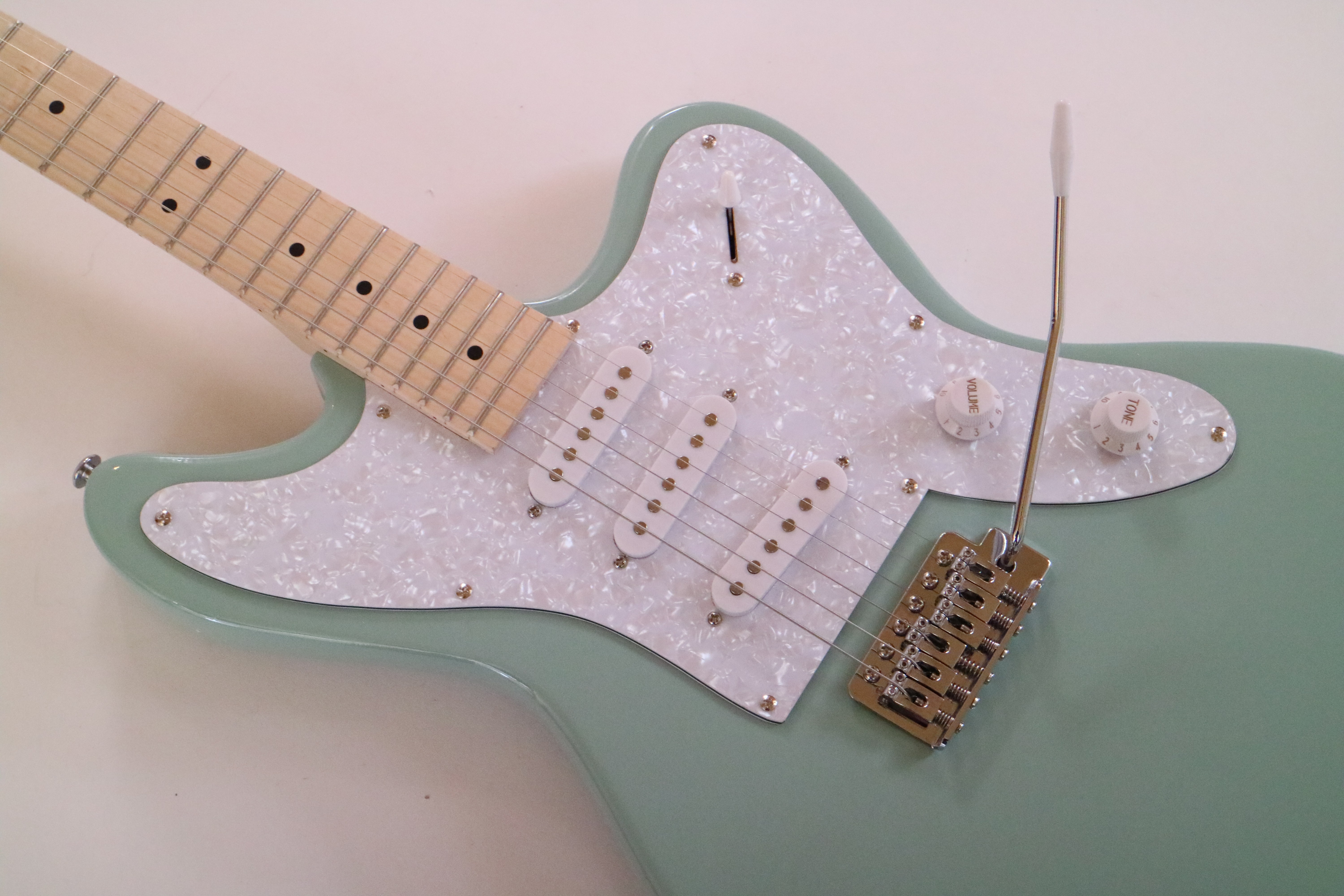 Afanti Customized SSS Pastilla Tremolo Puente Diapasón Arce Verde Guitarra Eléctrica