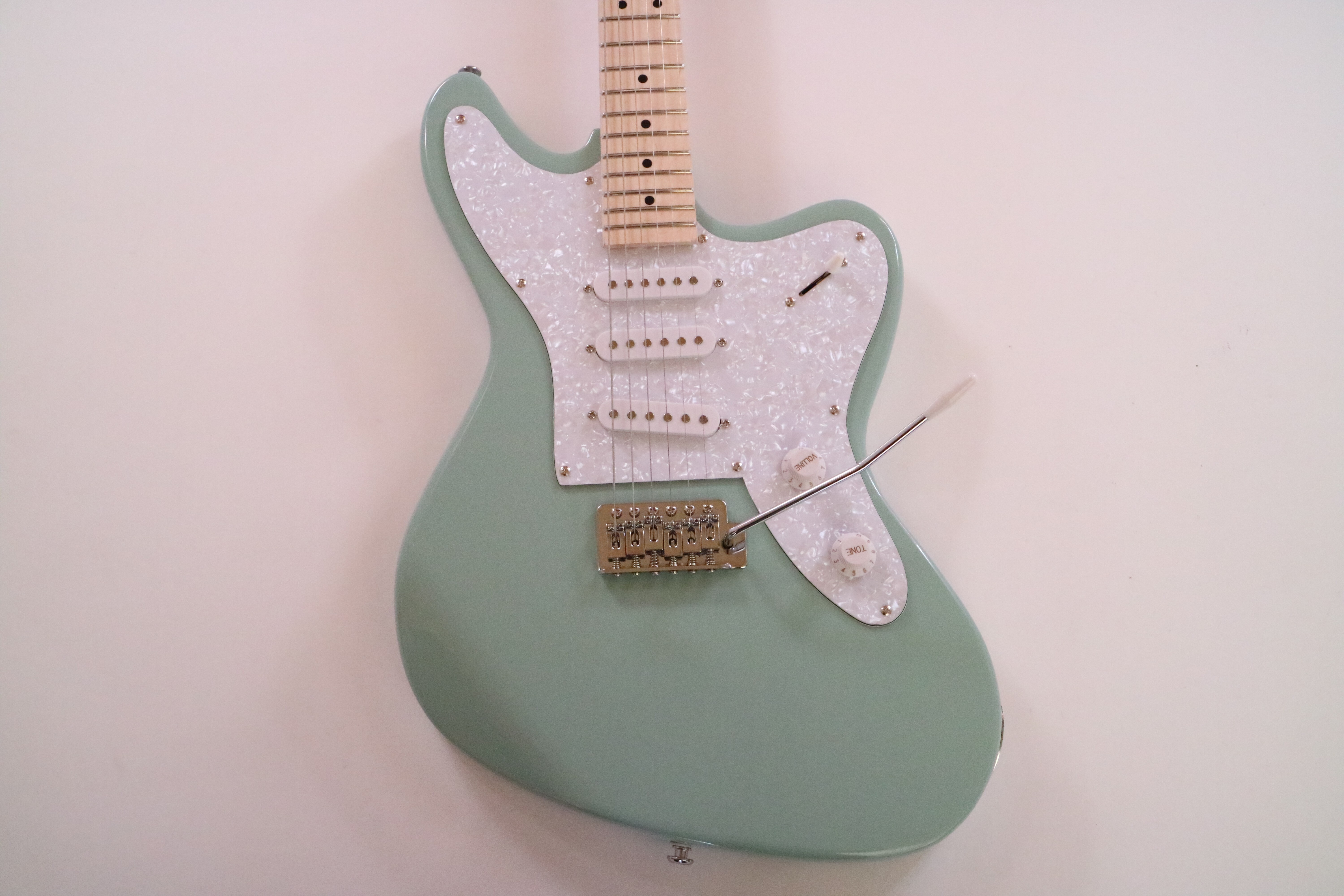 Afanti Customized SSS Pastilla Tremolo Puente Diapasón Arce Verde Guitarra Eléctrica