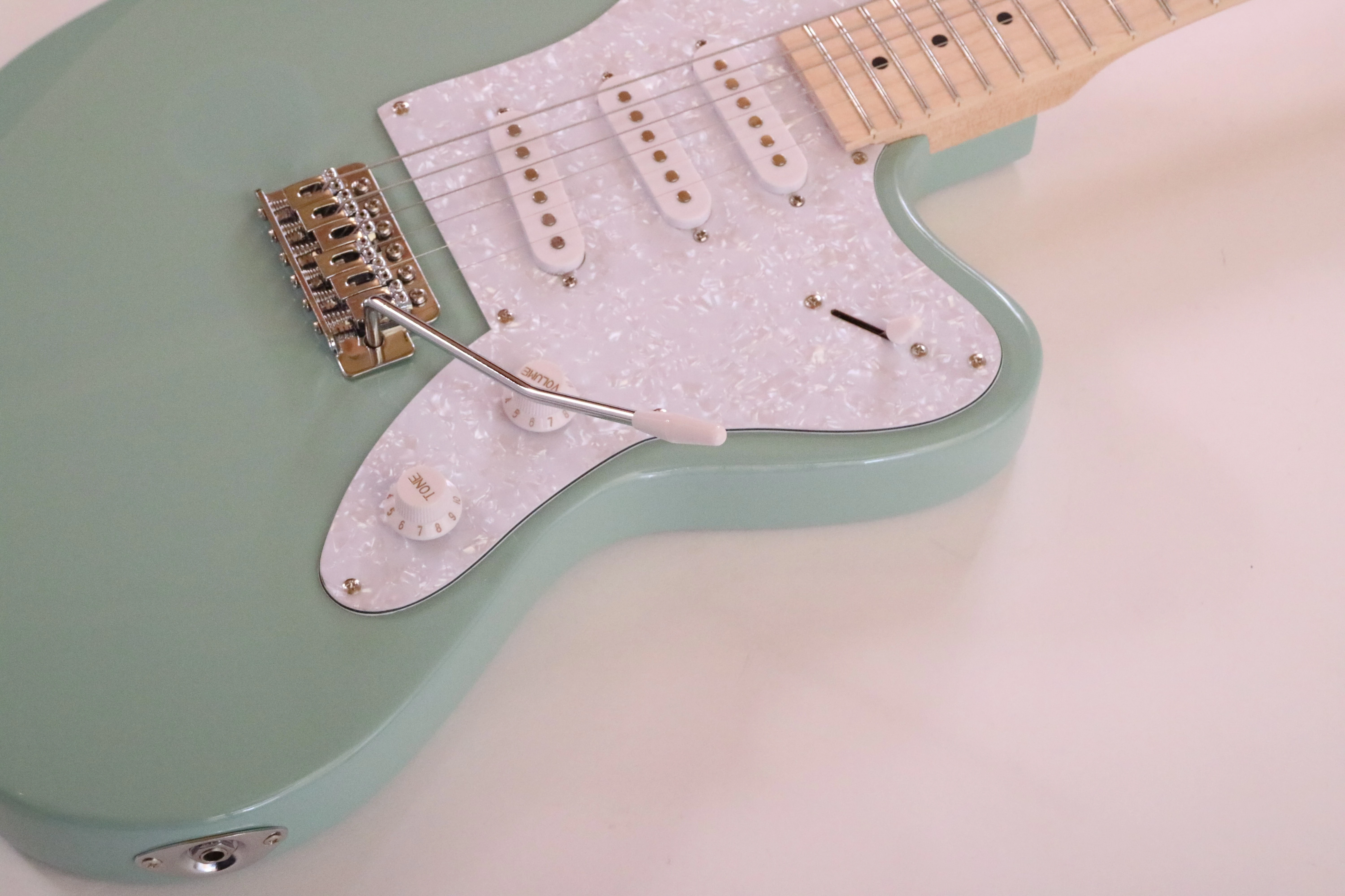 Afanti Customized SSS Pastilla Tremolo Puente Diapasón Arce Verde Guitarra Eléctrica
