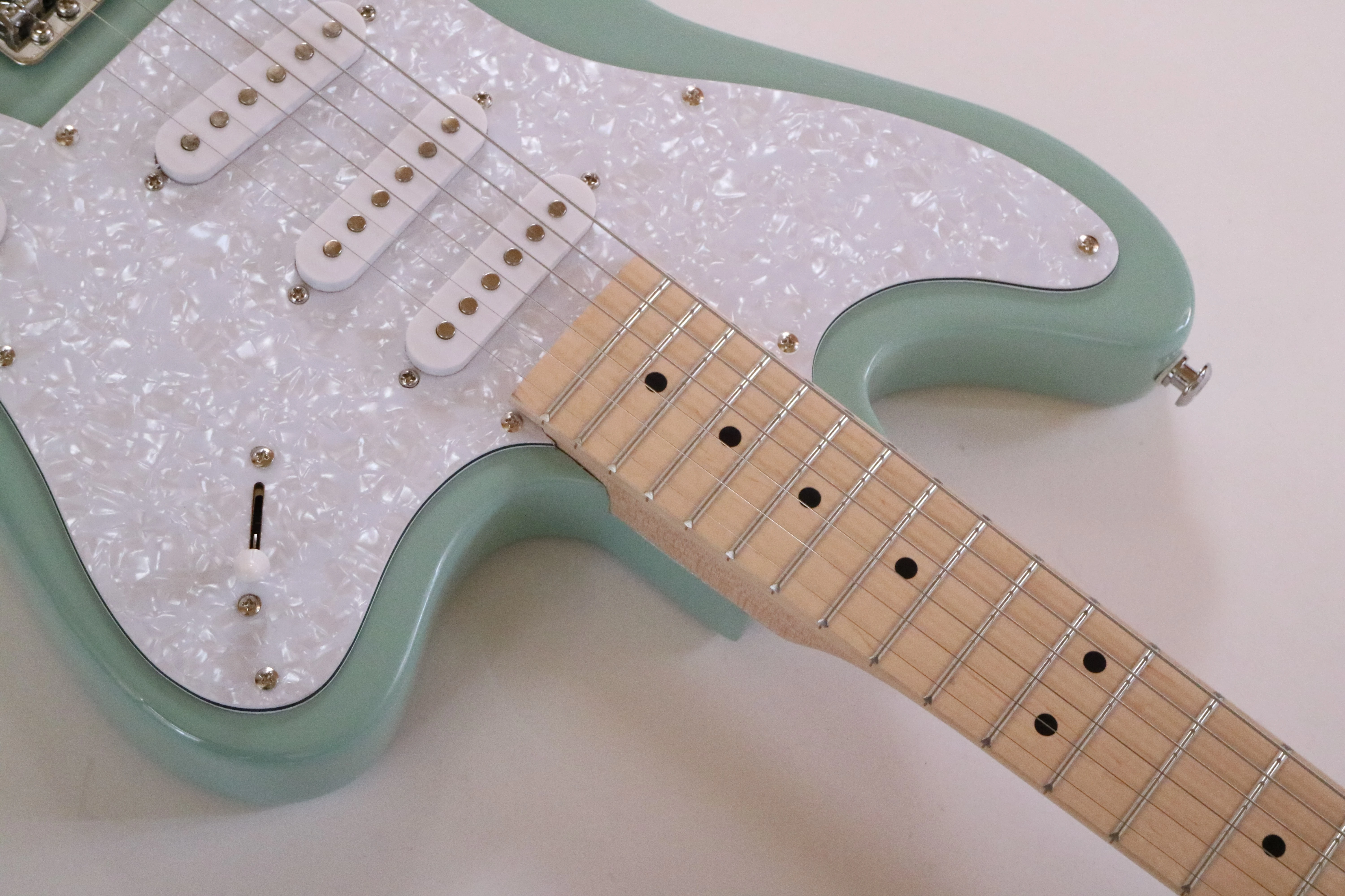 Afanti Customized SSS Pastilla Tremolo Puente Diapasón Arce Verde Guitarra Eléctrica
