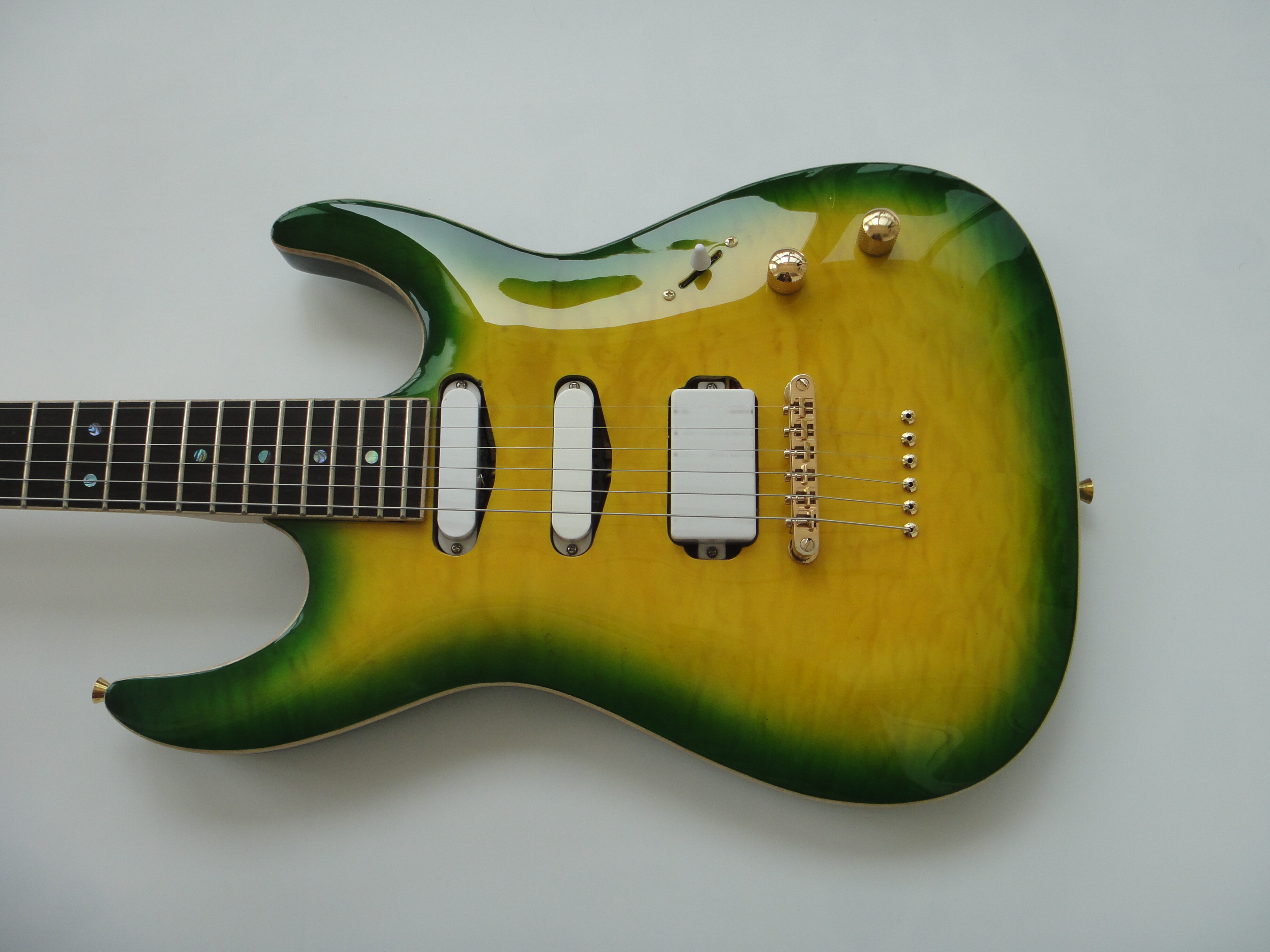 Guitarra Eléctrica Afanti Caoba con chapa de Arce Flameado en tapa y fondo