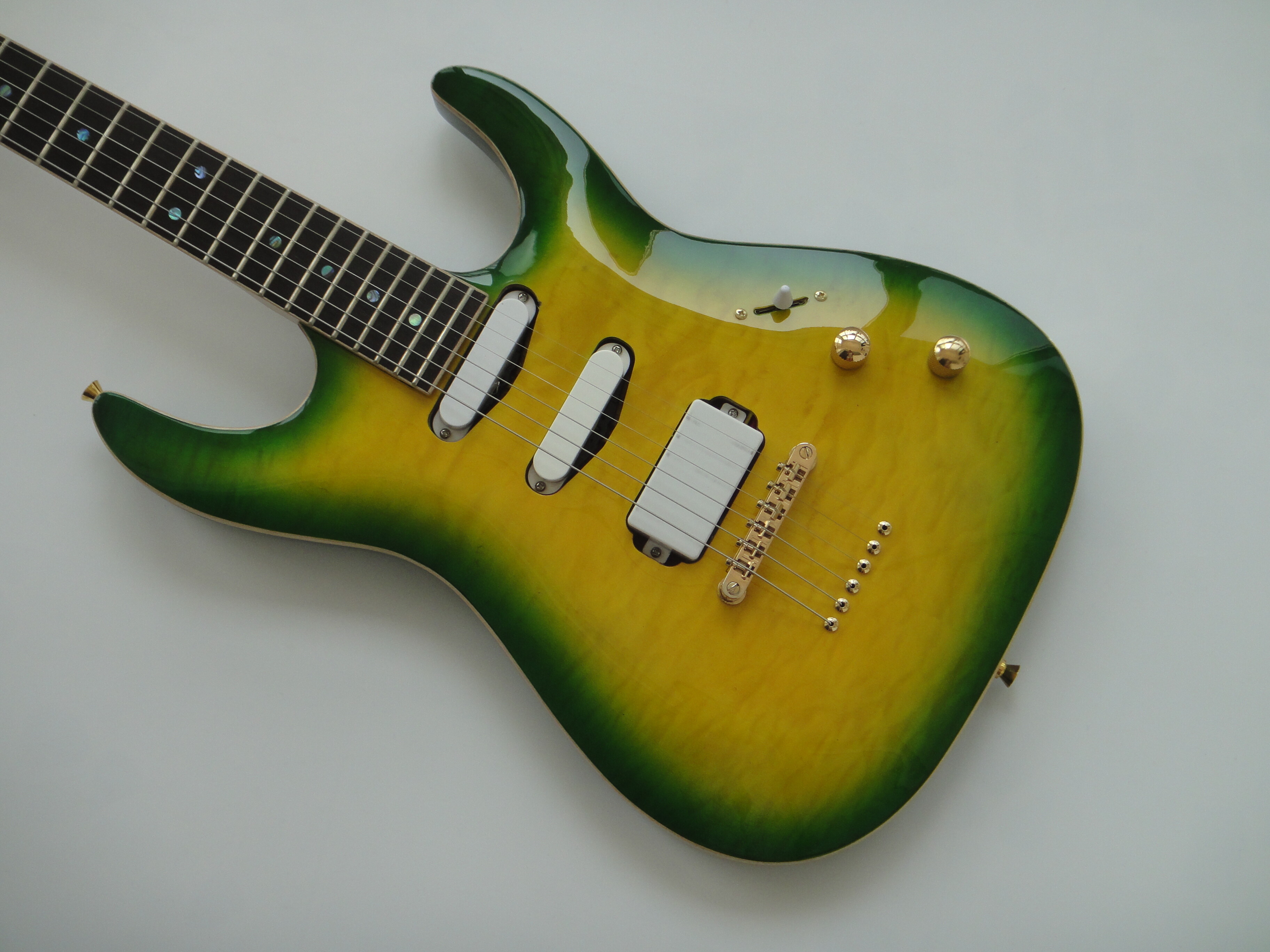 Guitarra Eléctrica Afanti Caoba con chapa de Arce Flameado en tapa y fondo