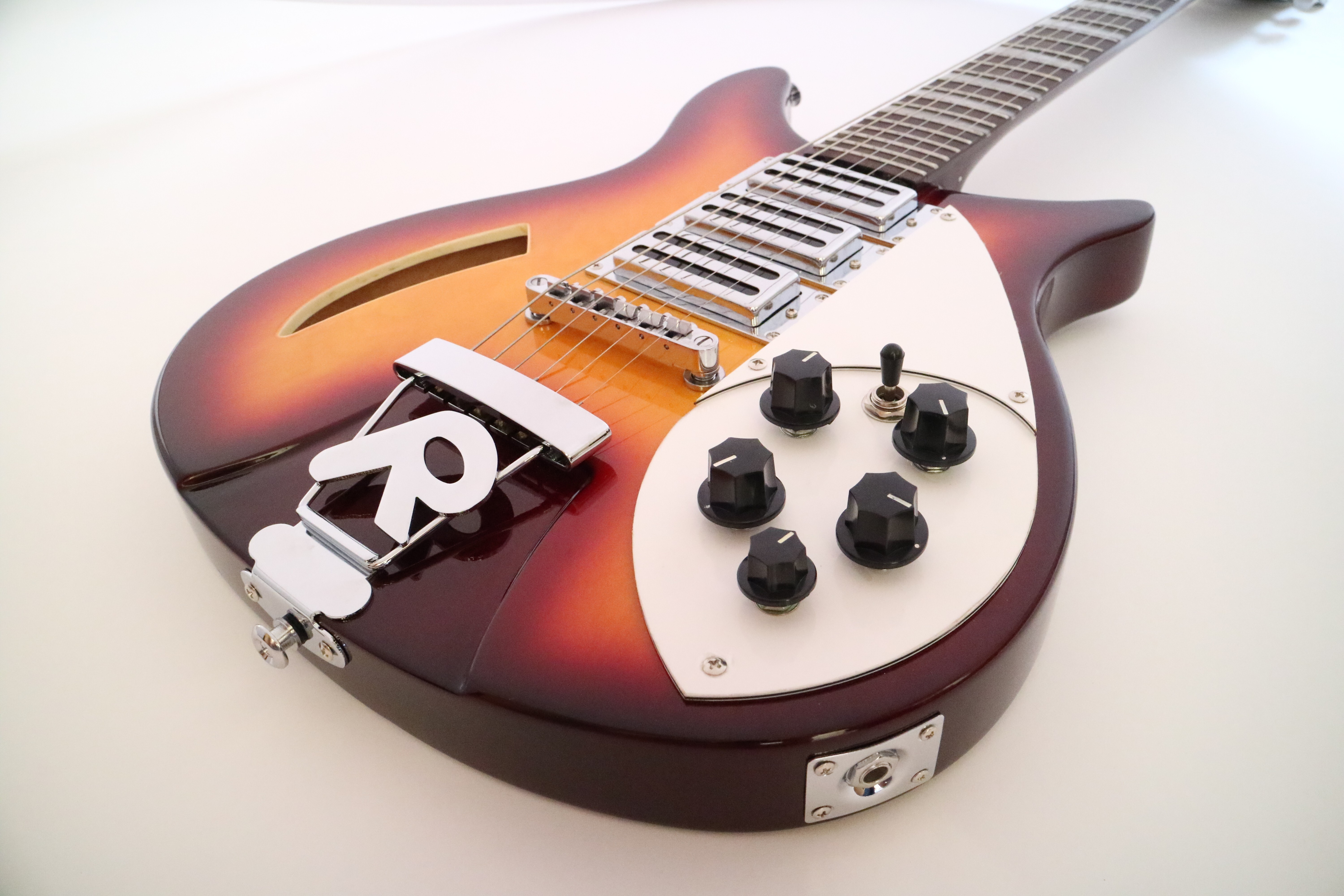 Guitarra eléctrica Afanti Rick Style con cuerpo de tilo