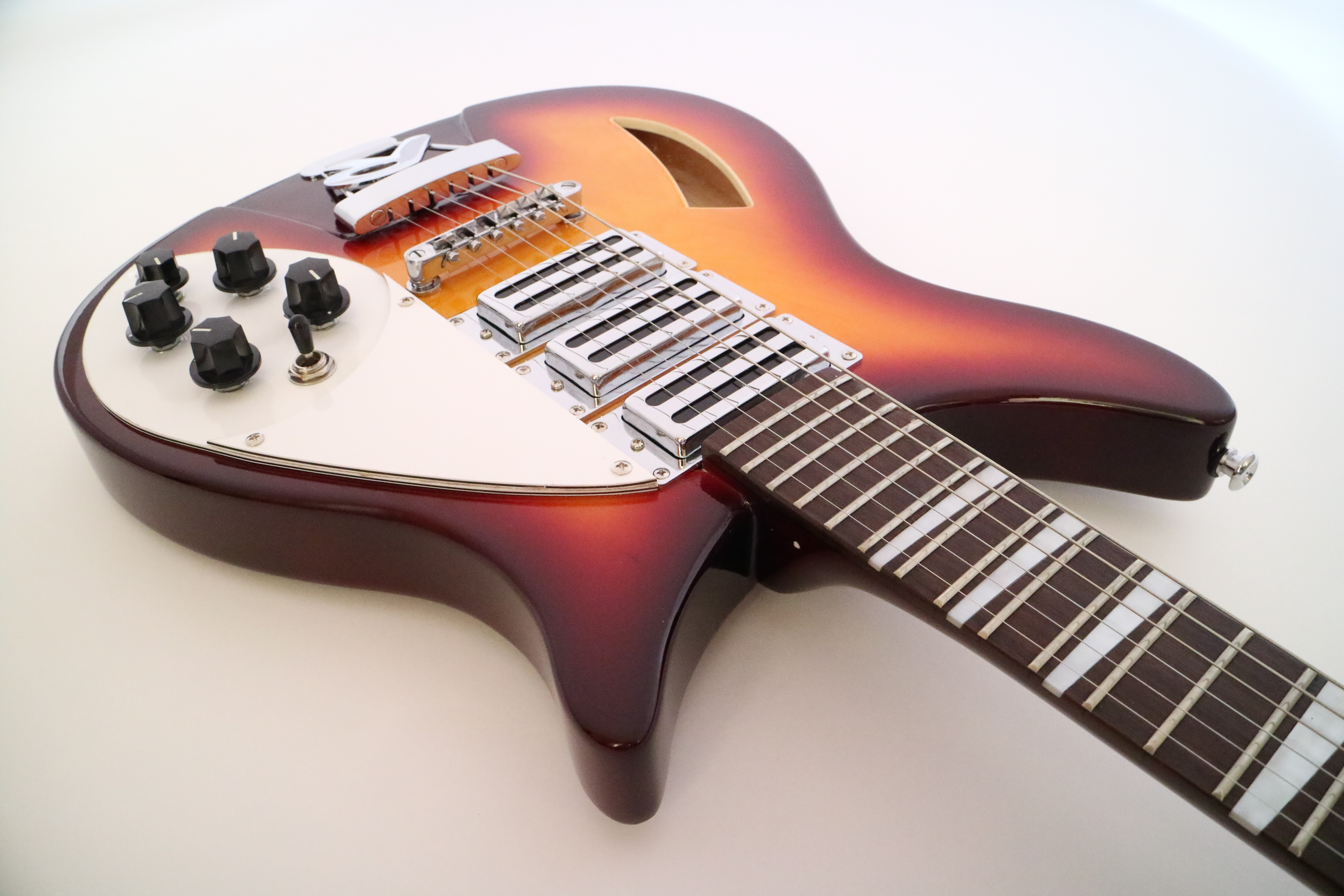 Guitarra eléctrica Afanti Rick Style con cuerpo de tilo