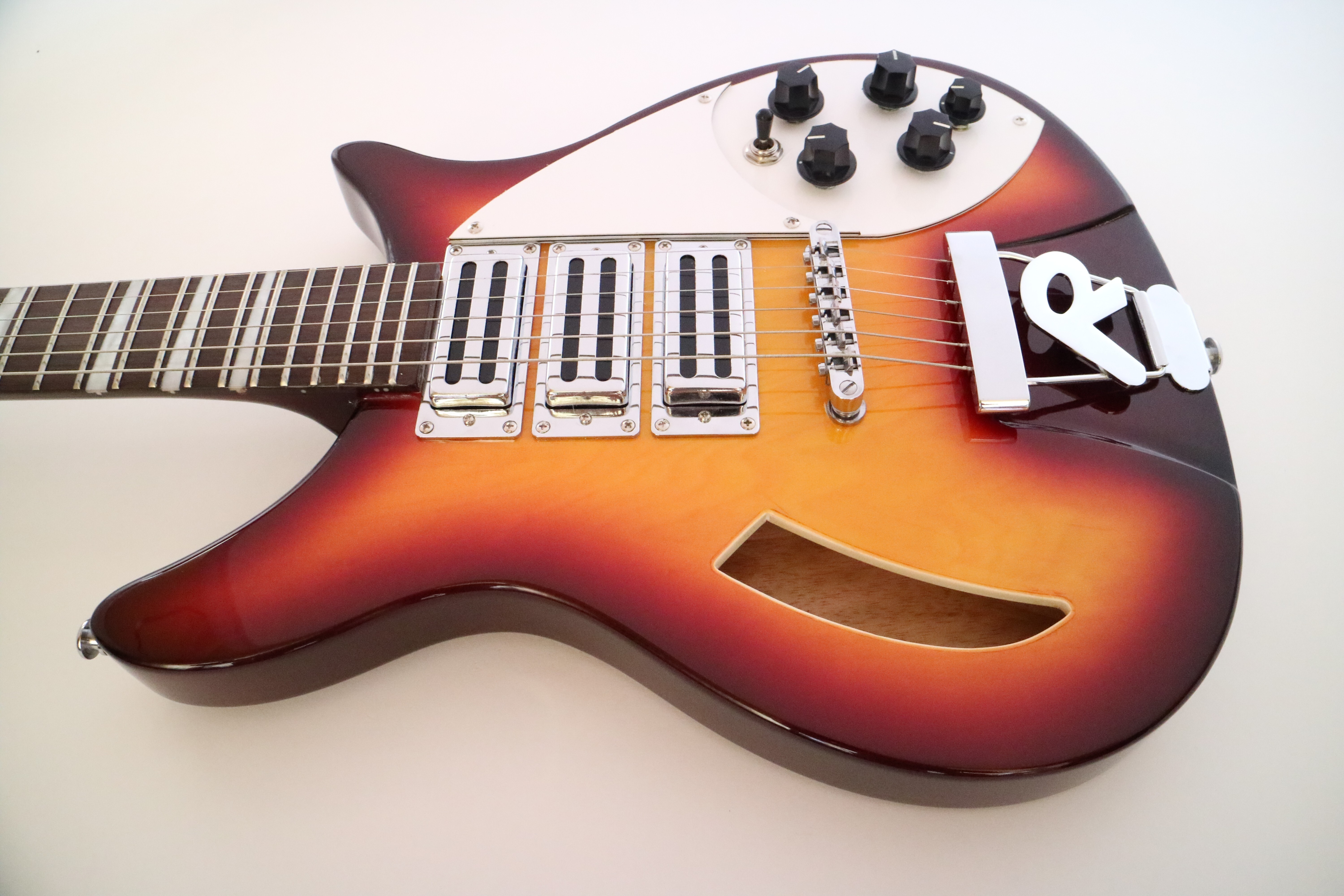 Guitarra eléctrica Afanti Rick Style con cuerpo de tilo