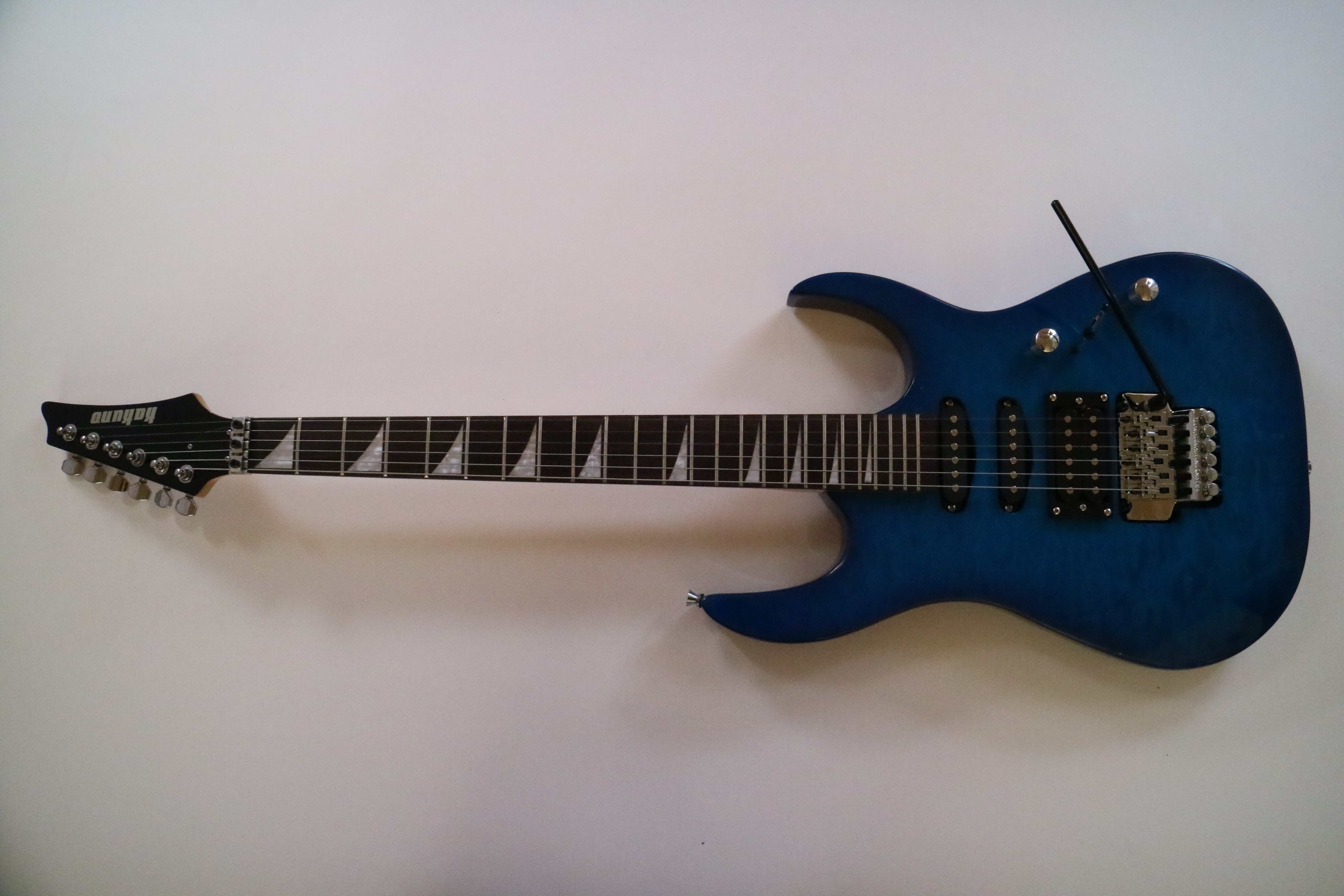 Guitarra eléctrica Afanti personalizada con mástil de arce y pastilla SSH de 6 cuerdas en color azul.