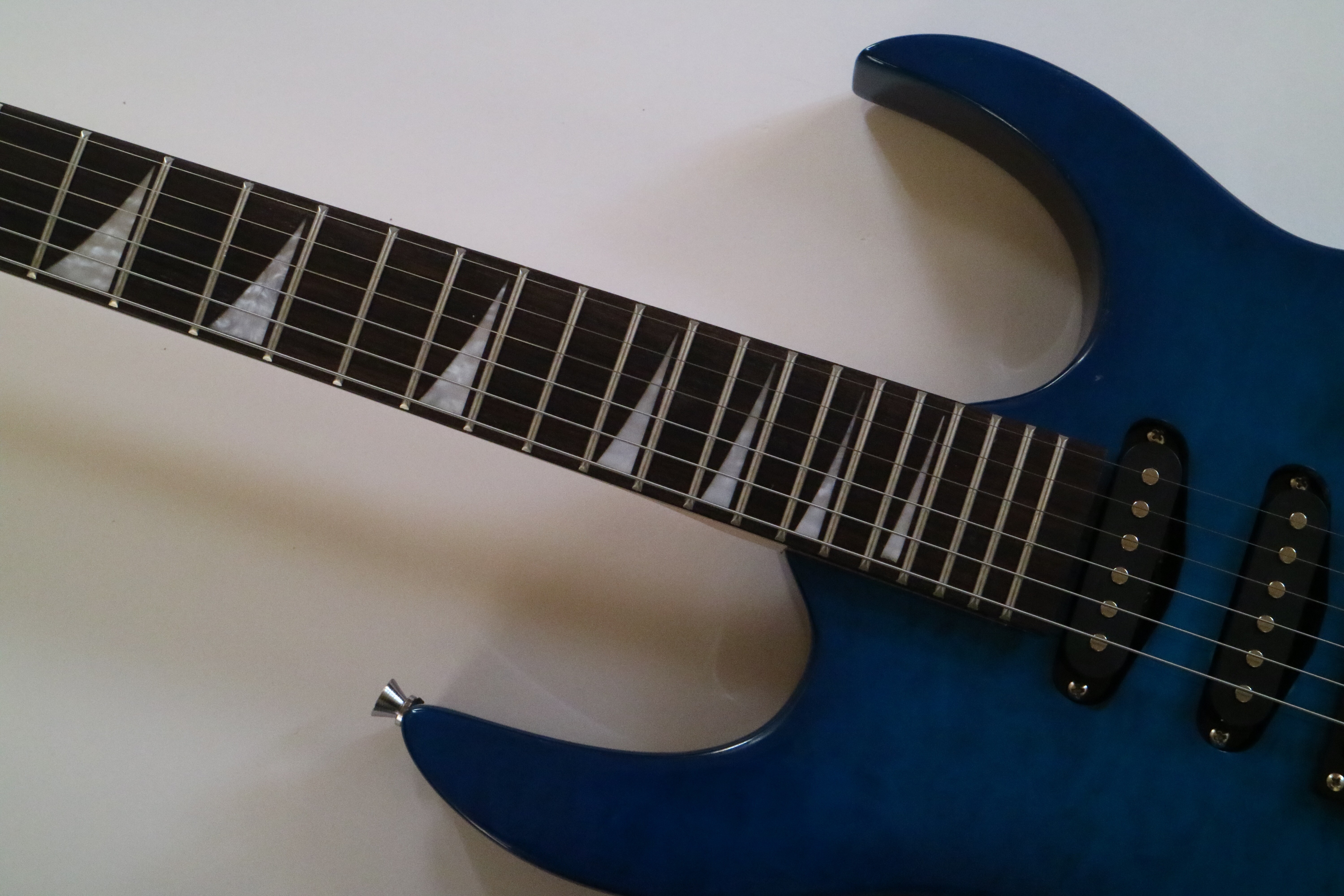 Guitarra eléctrica Afanti personalizada con mástil de arce y pastilla SSH de 6 cuerdas en color azul.