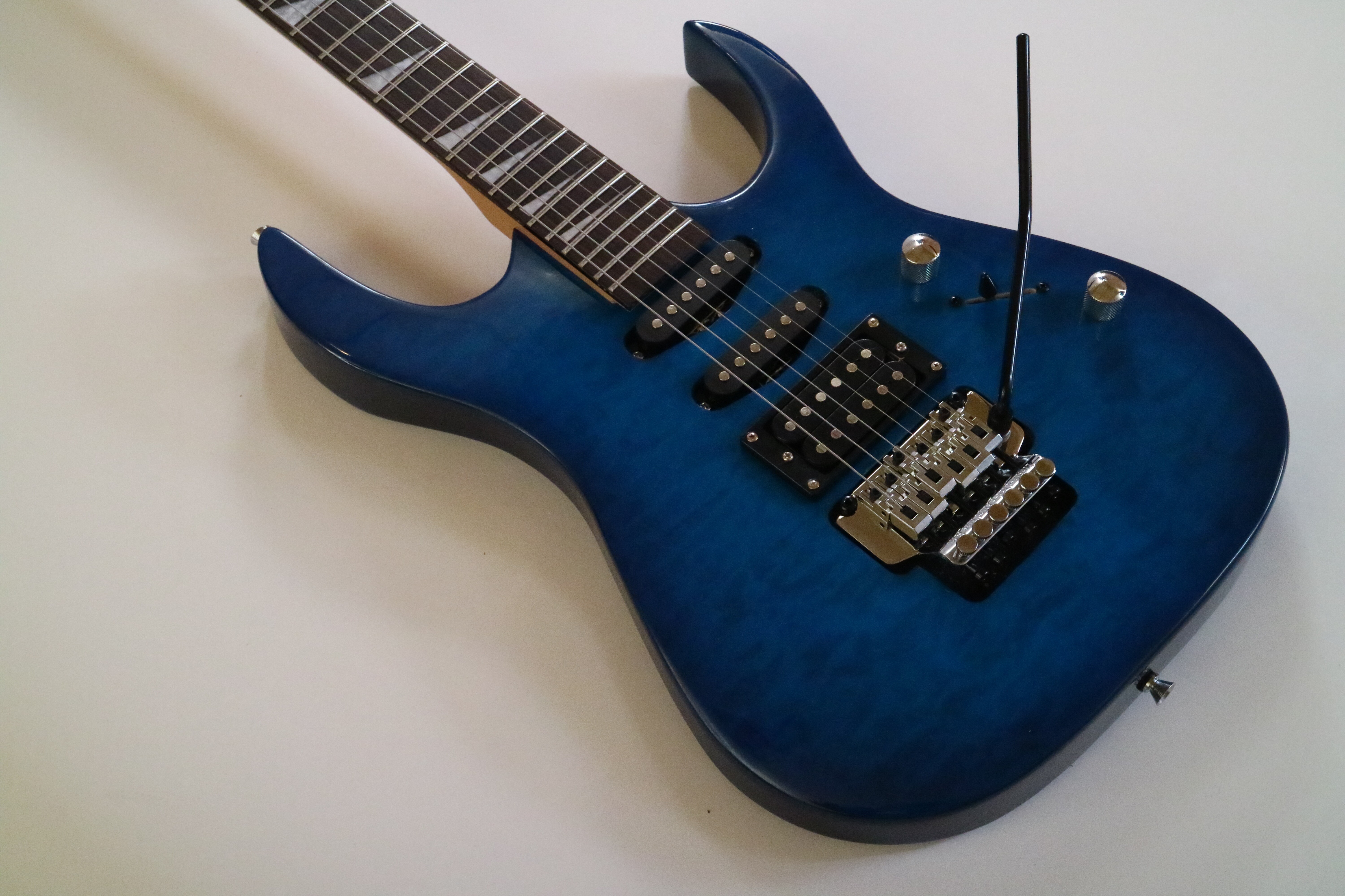 Guitarra eléctrica Afanti personalizada con mástil de arce y pastilla SSH de 6 cuerdas en color azul.
