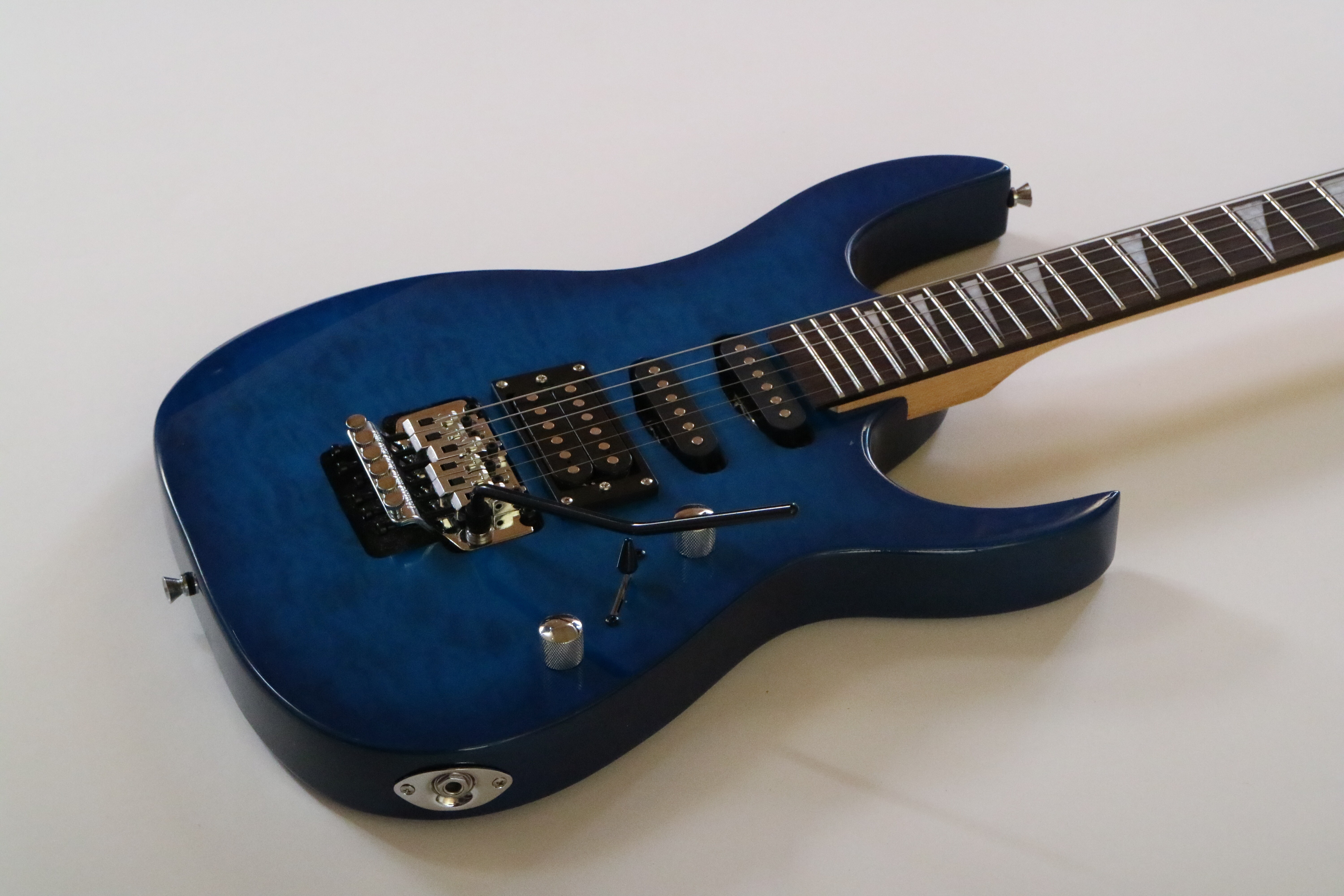 Guitarra eléctrica Afanti personalizada con mástil de arce y pastilla SSH de 6 cuerdas en color azul.