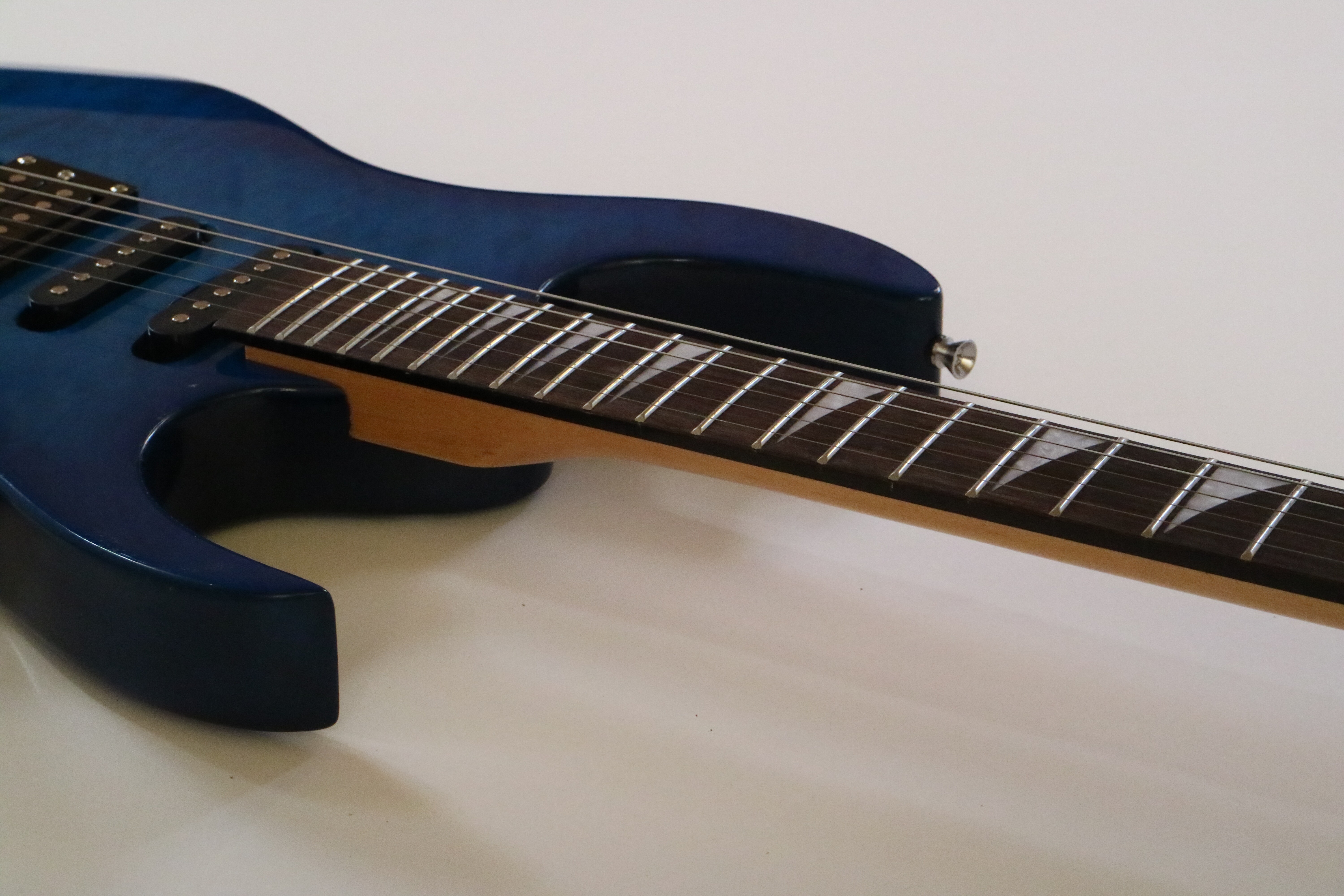 Guitarra eléctrica Afanti personalizada con mástil de arce y pastilla SSH de 6 cuerdas en color azul.