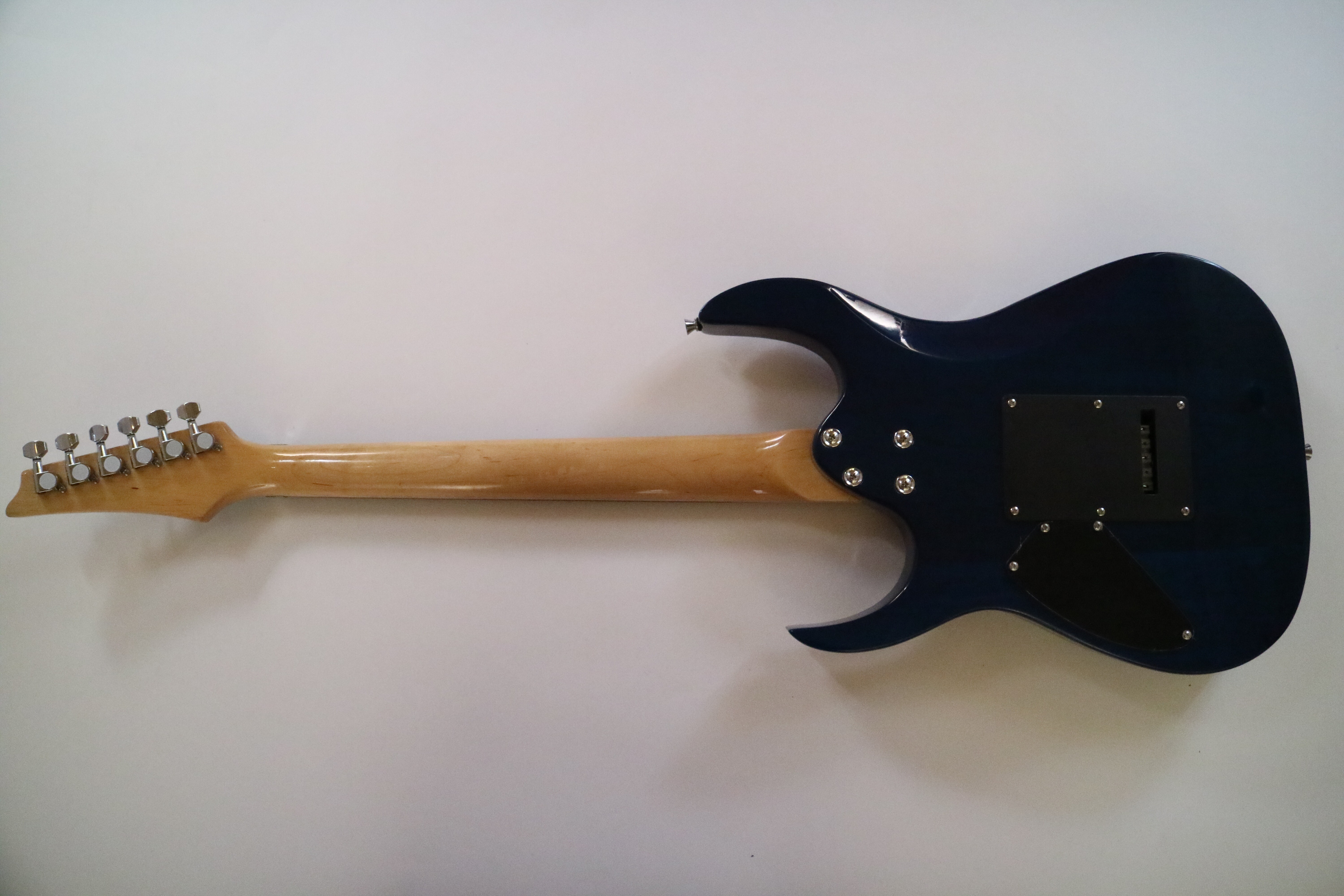 Guitarra eléctrica Afanti personalizada con mástil de arce y pastilla SSH de 6 cuerdas en color azul.