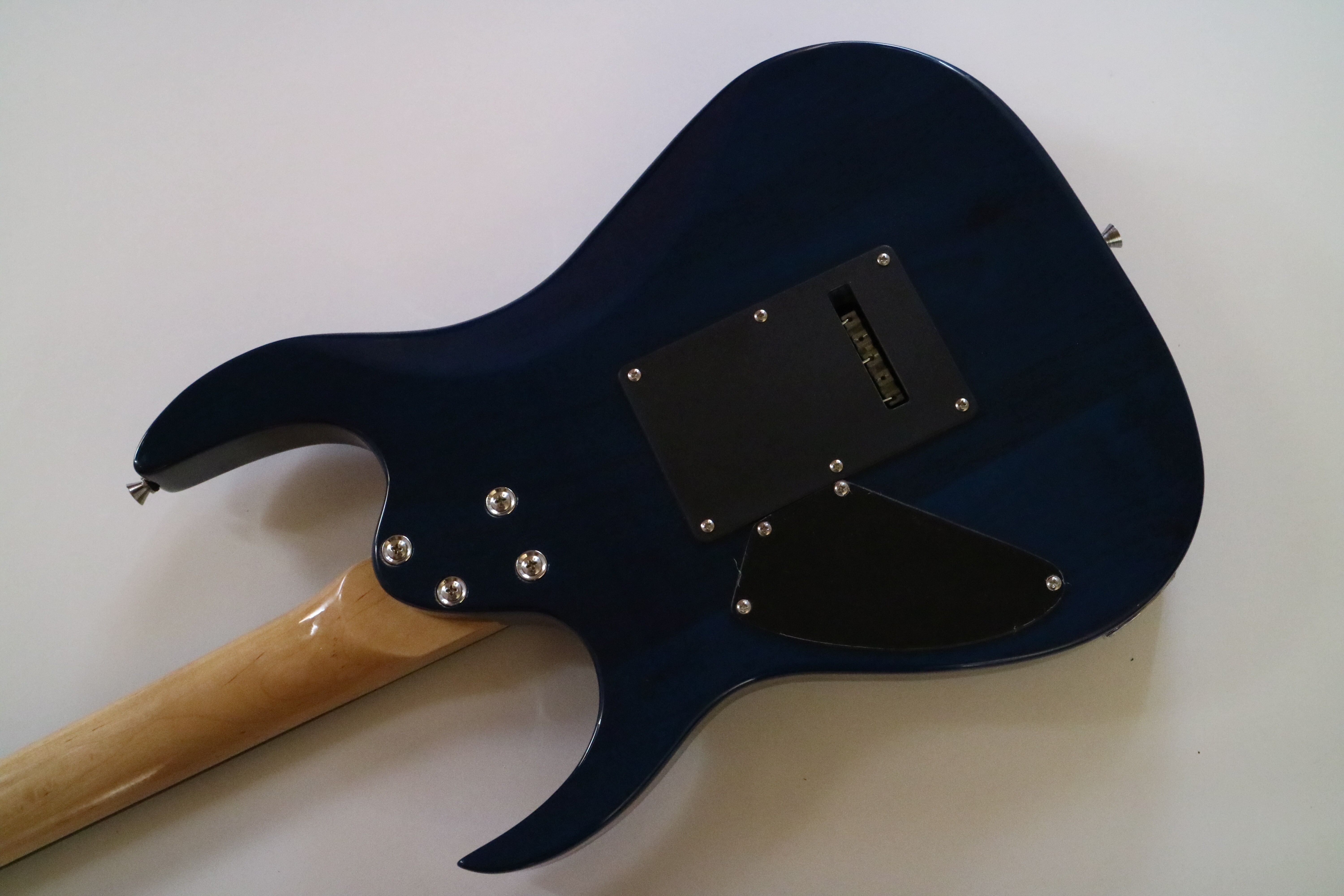 Guitarra eléctrica Afanti personalizada con mástil de arce y pastilla SSH de 6 cuerdas en color azul.
