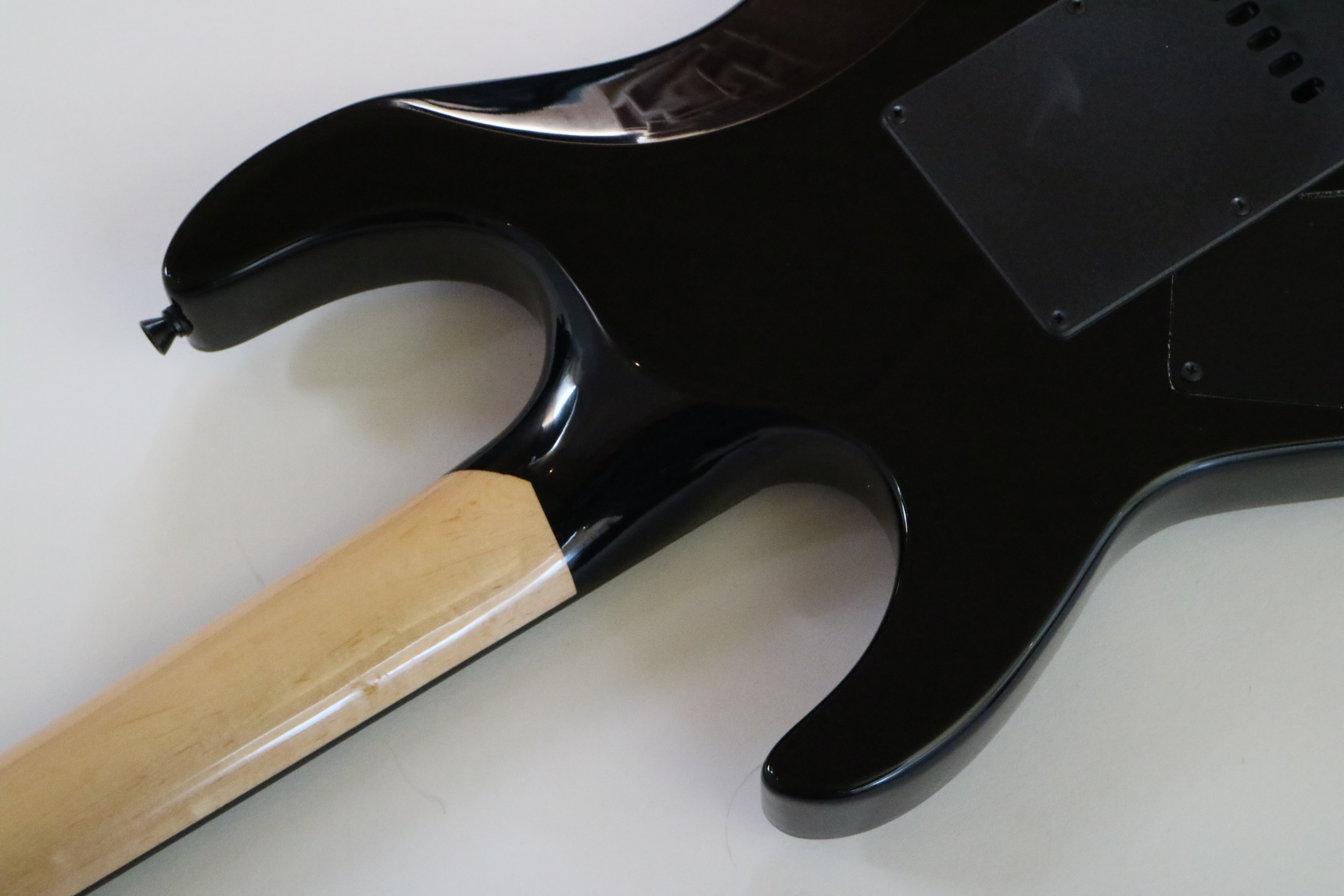 Afanti Guitarra Eléctrica con Cuerpo de Caoba y Pastilla EMG