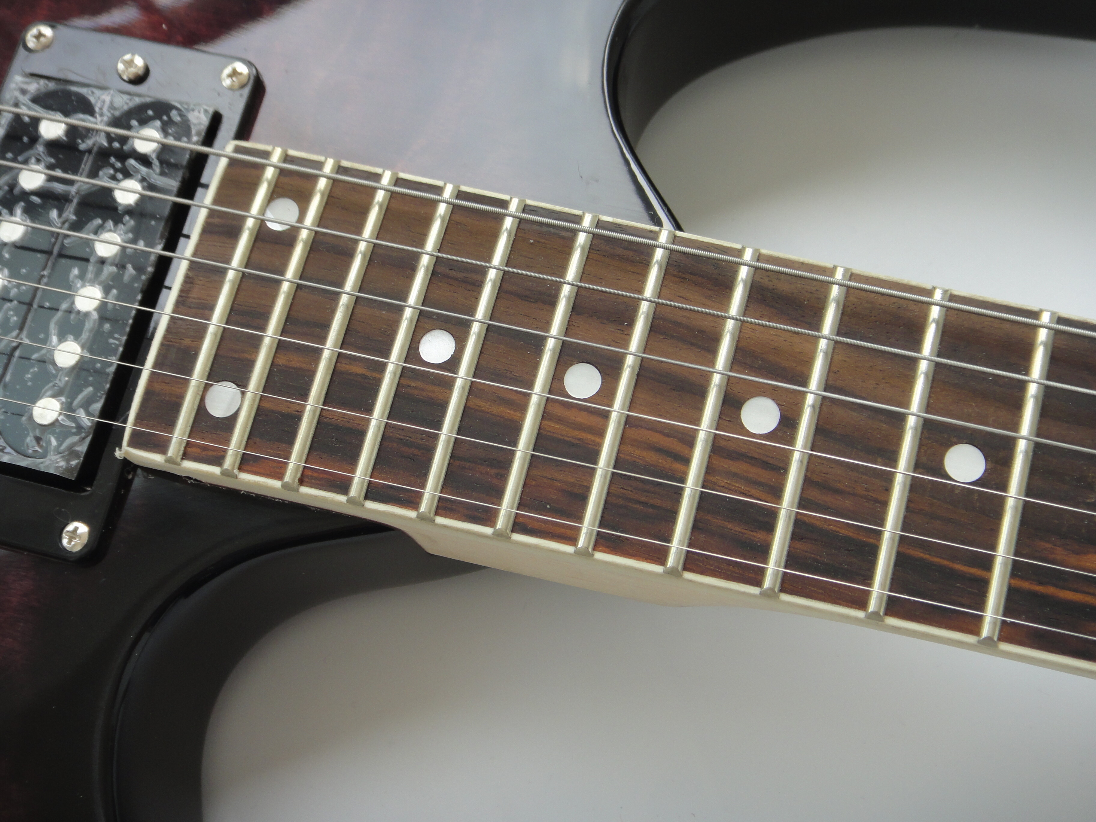 Guitarra Eléctrica Afanti Bolt On Basswood Con Tapa De Arce Acolchado