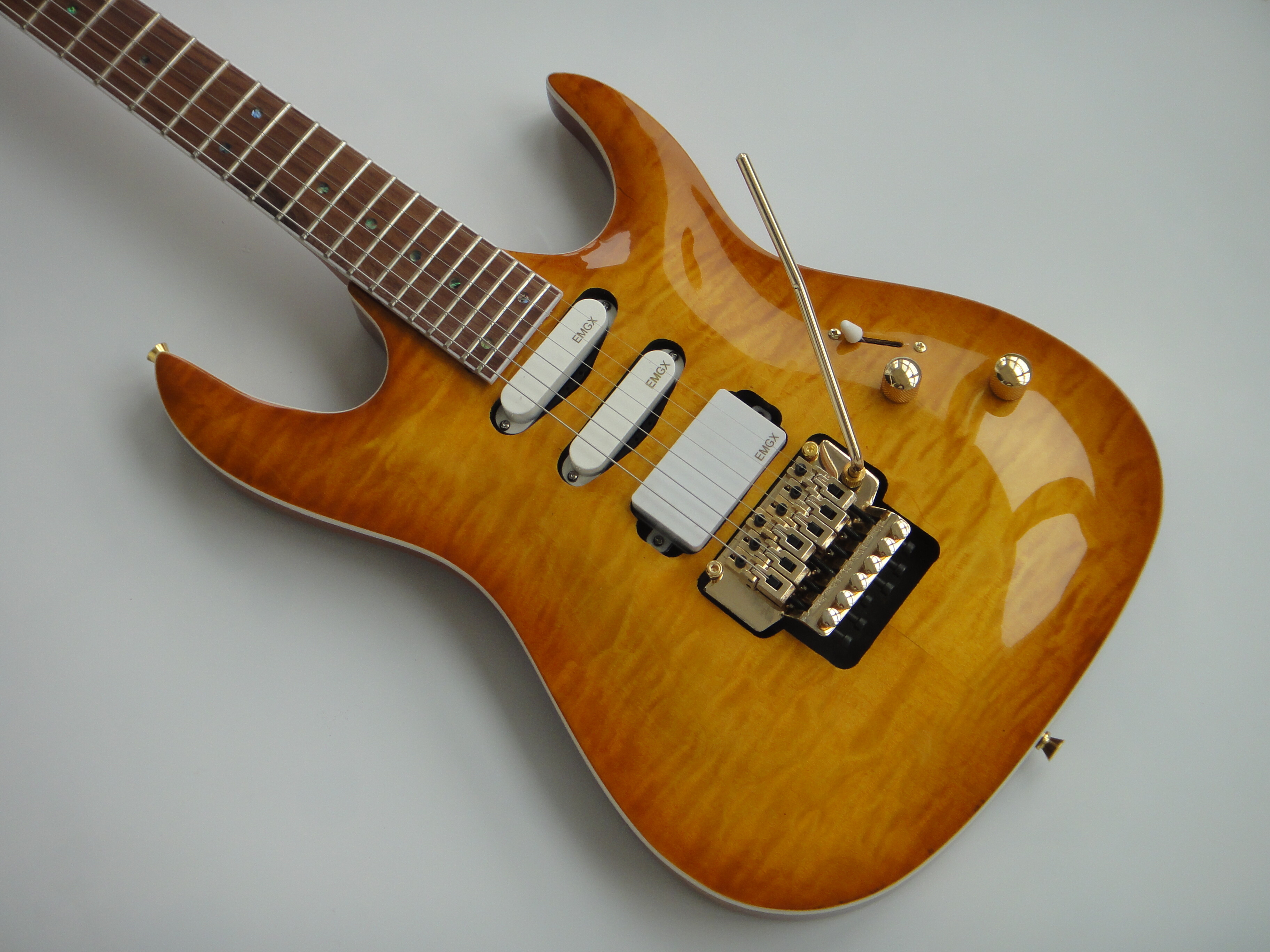 Guitarra eléctrica Afanti Bolt On Basswood con chapa de arce acolchado