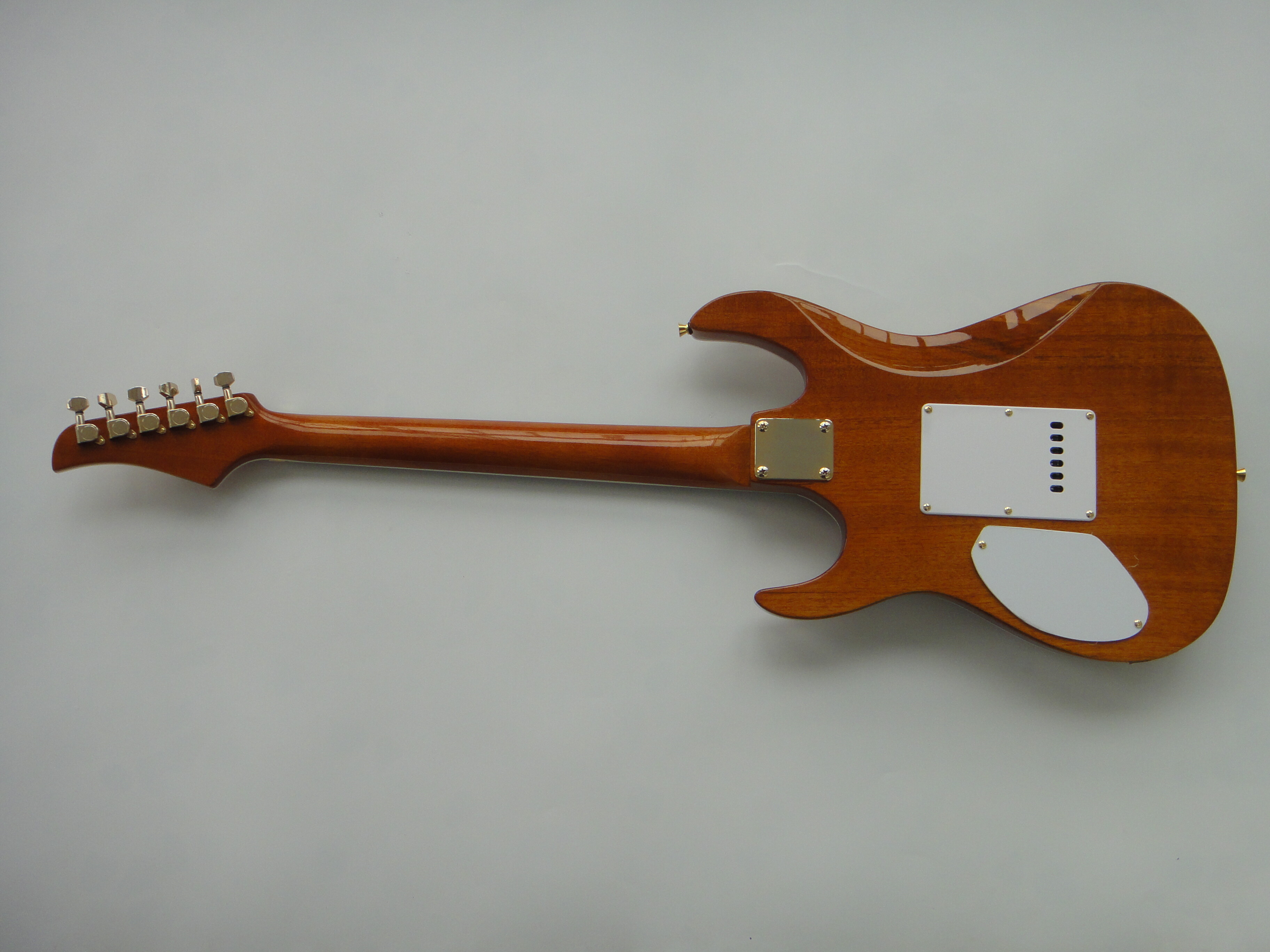 Guitarra eléctrica Afanti Bolt On Basswood con chapa de arce acolchado