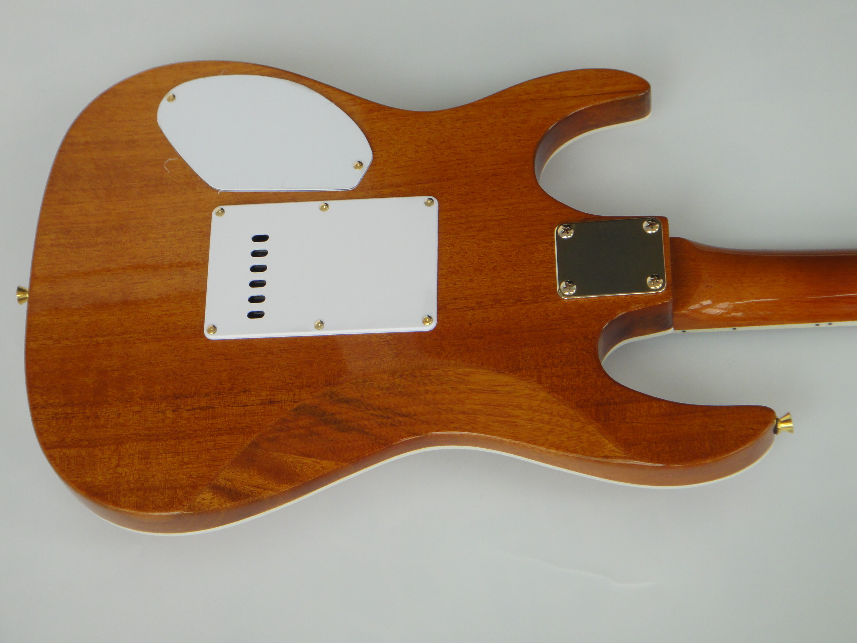 Guitarra eléctrica Afanti Bolt On Basswood con chapa de arce acolchado