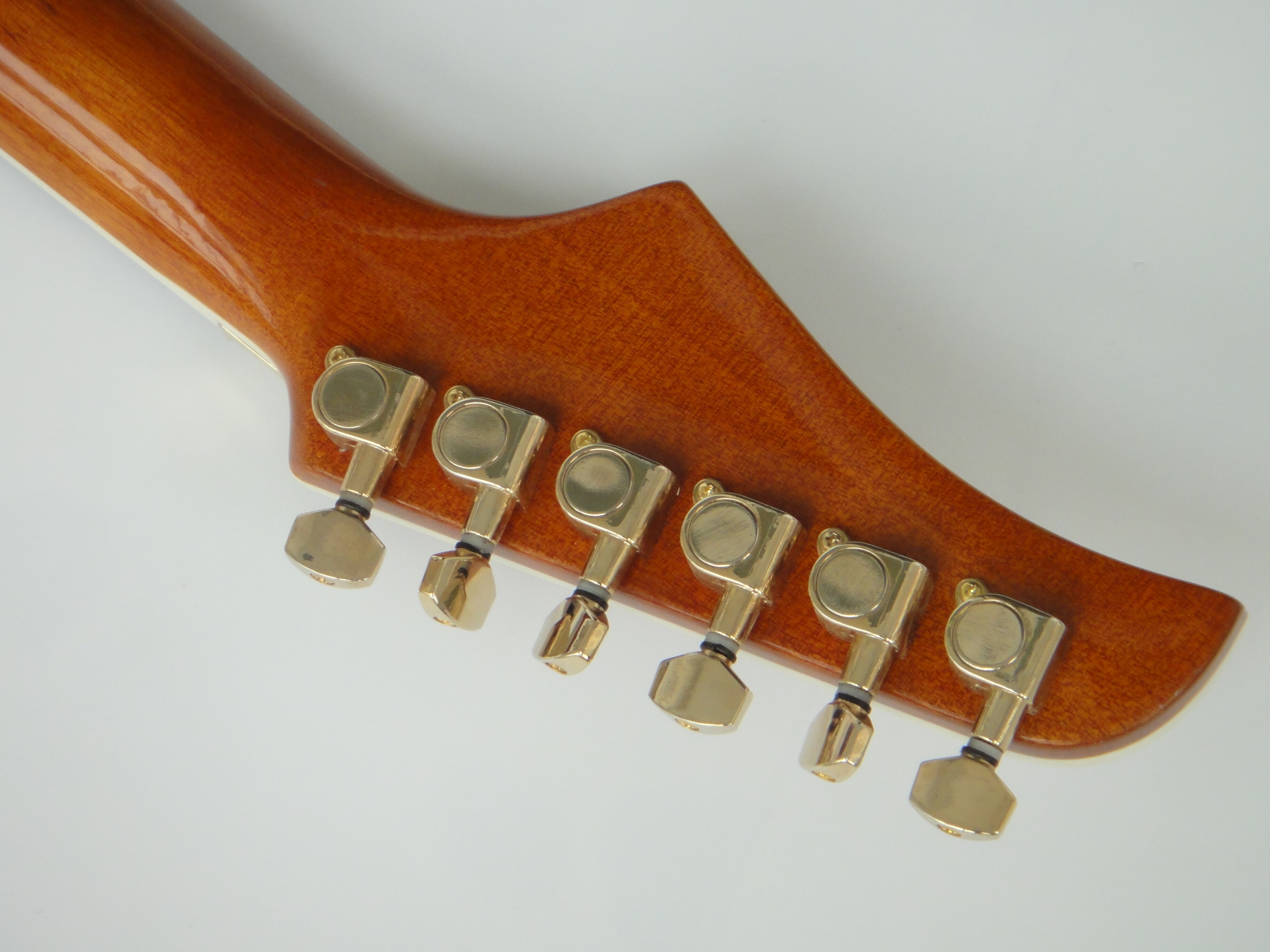 Guitarra eléctrica Afanti Bolt On Basswood con chapa de arce acolchado