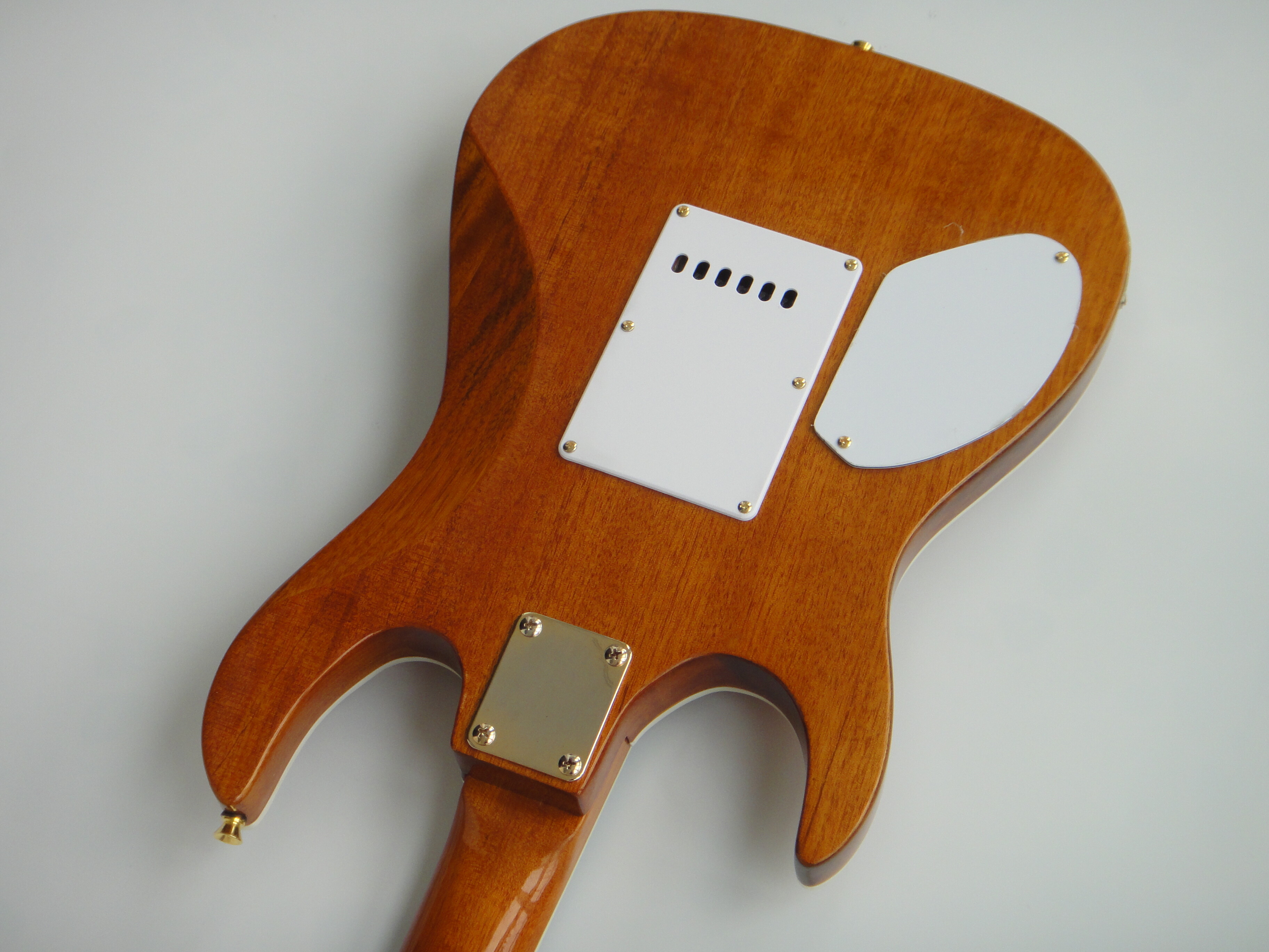 Guitarra eléctrica Afanti Bolt On Basswood con chapa de arce acolchado