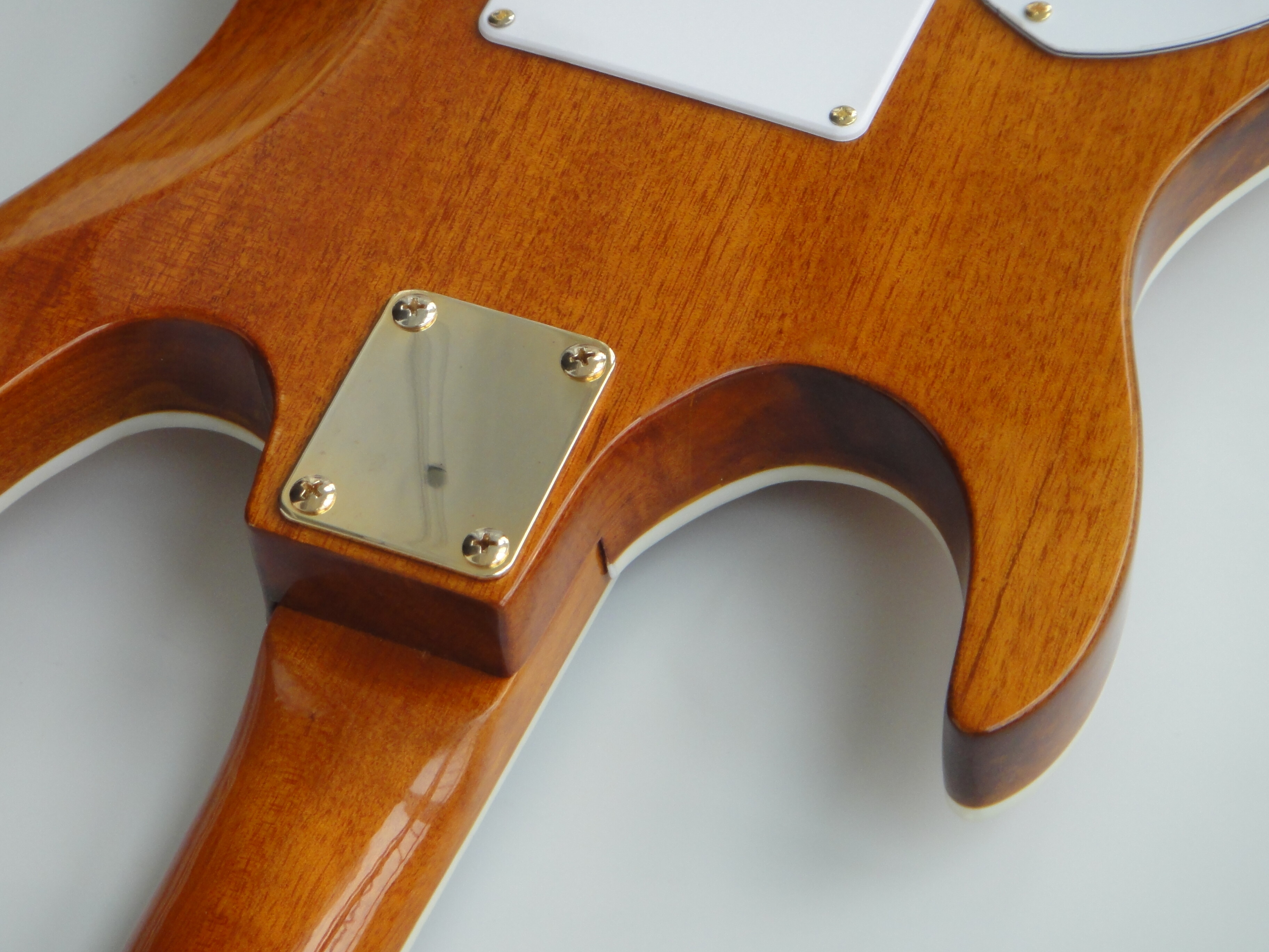 Guitarra eléctrica Afanti Bolt On Basswood con chapa de arce acolchado