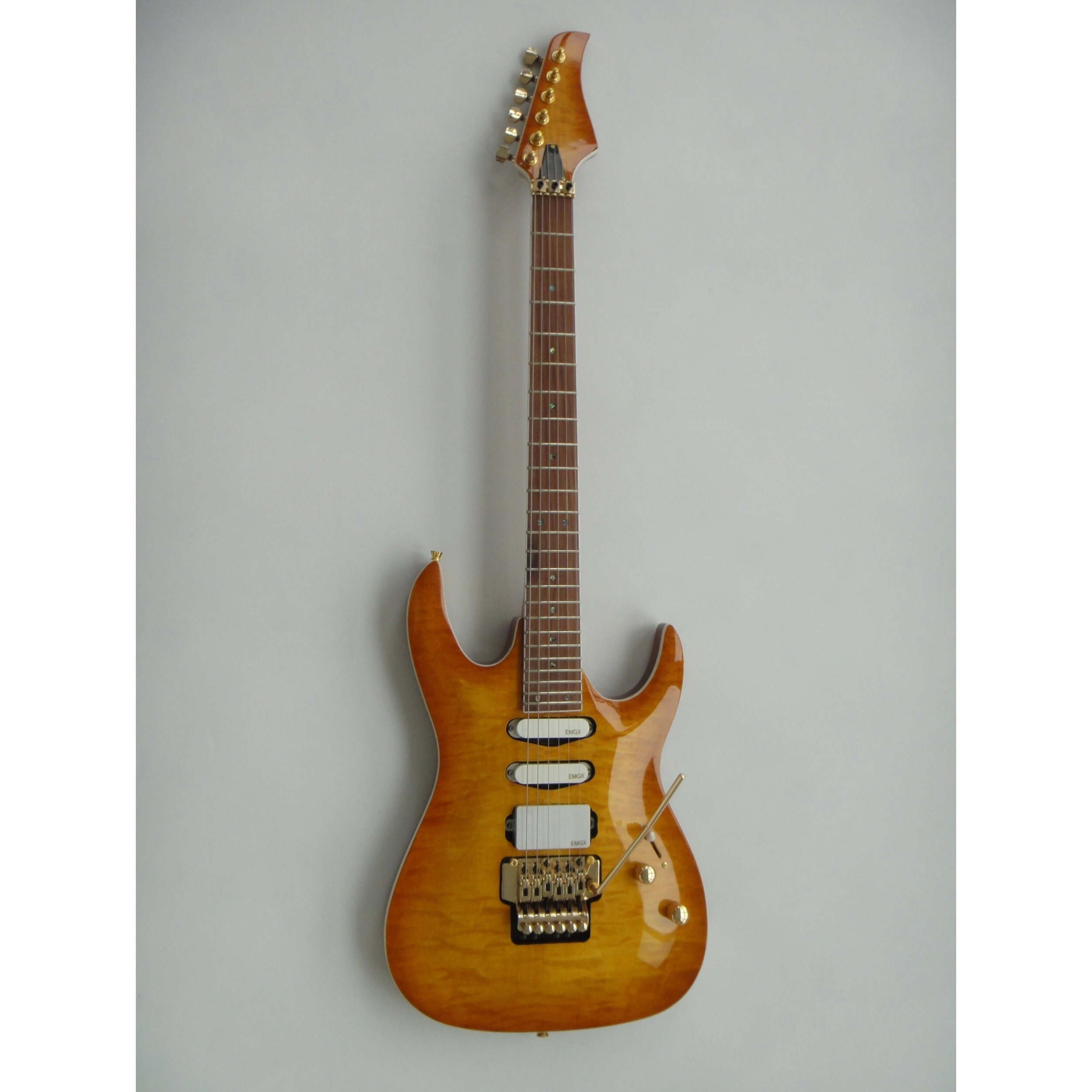 Guitarra eléctrica Afanti Bolt On Basswood con chapa de arce acolchado