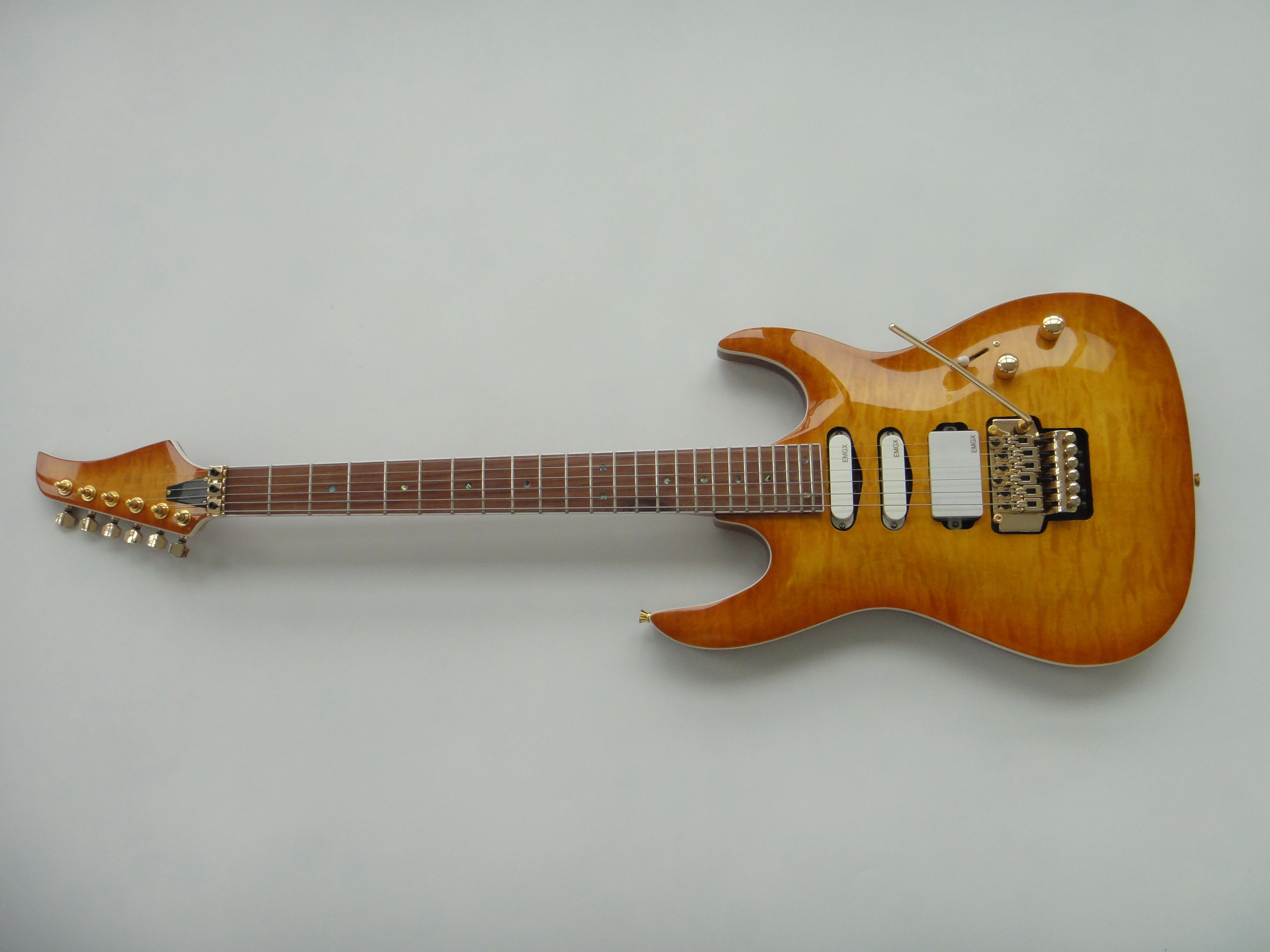 Guitarra eléctrica Afanti Bolt On Basswood con chapa de arce acolchado