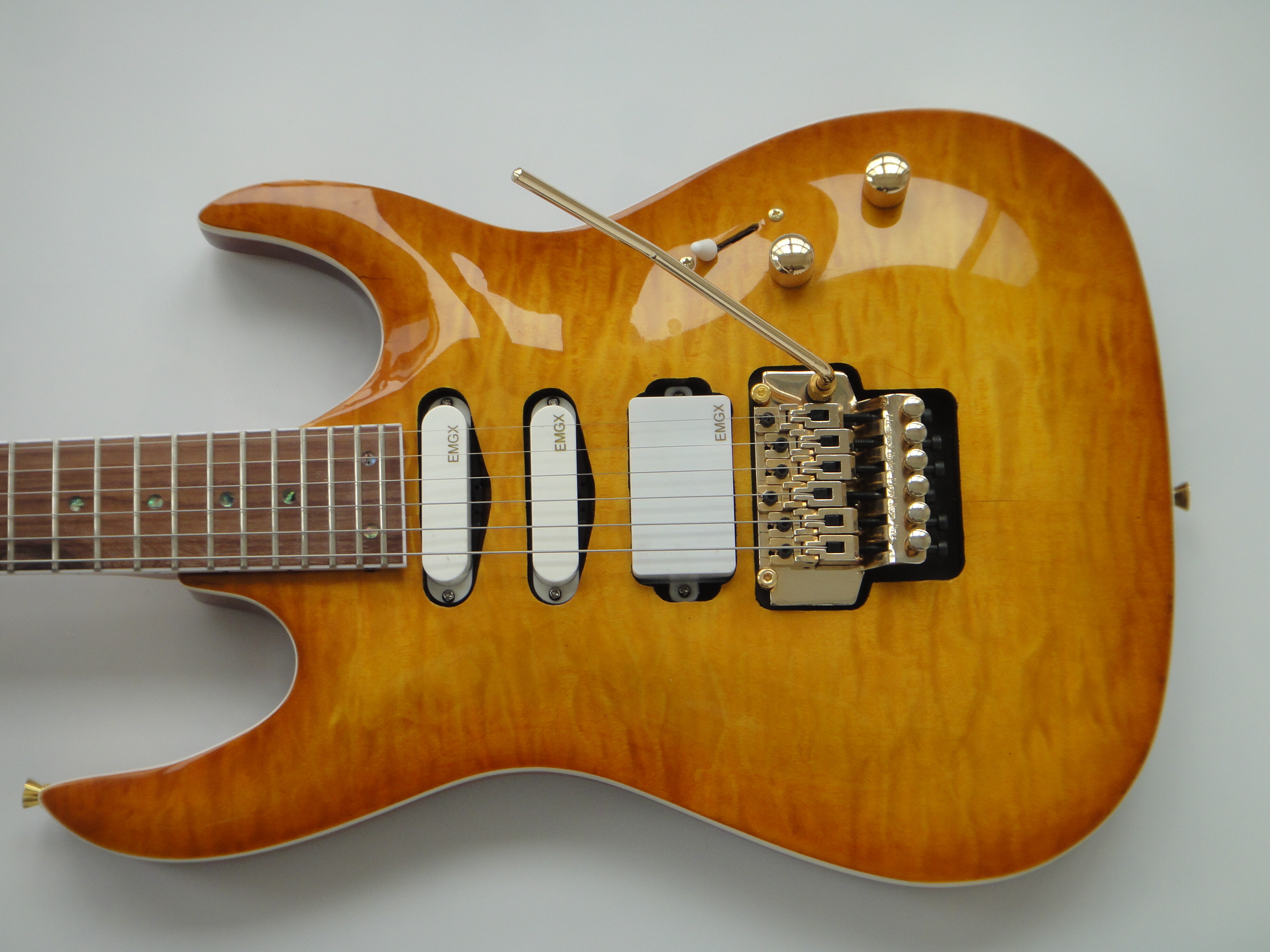 Guitarra eléctrica Afanti Bolt On Basswood con chapa de arce acolchado