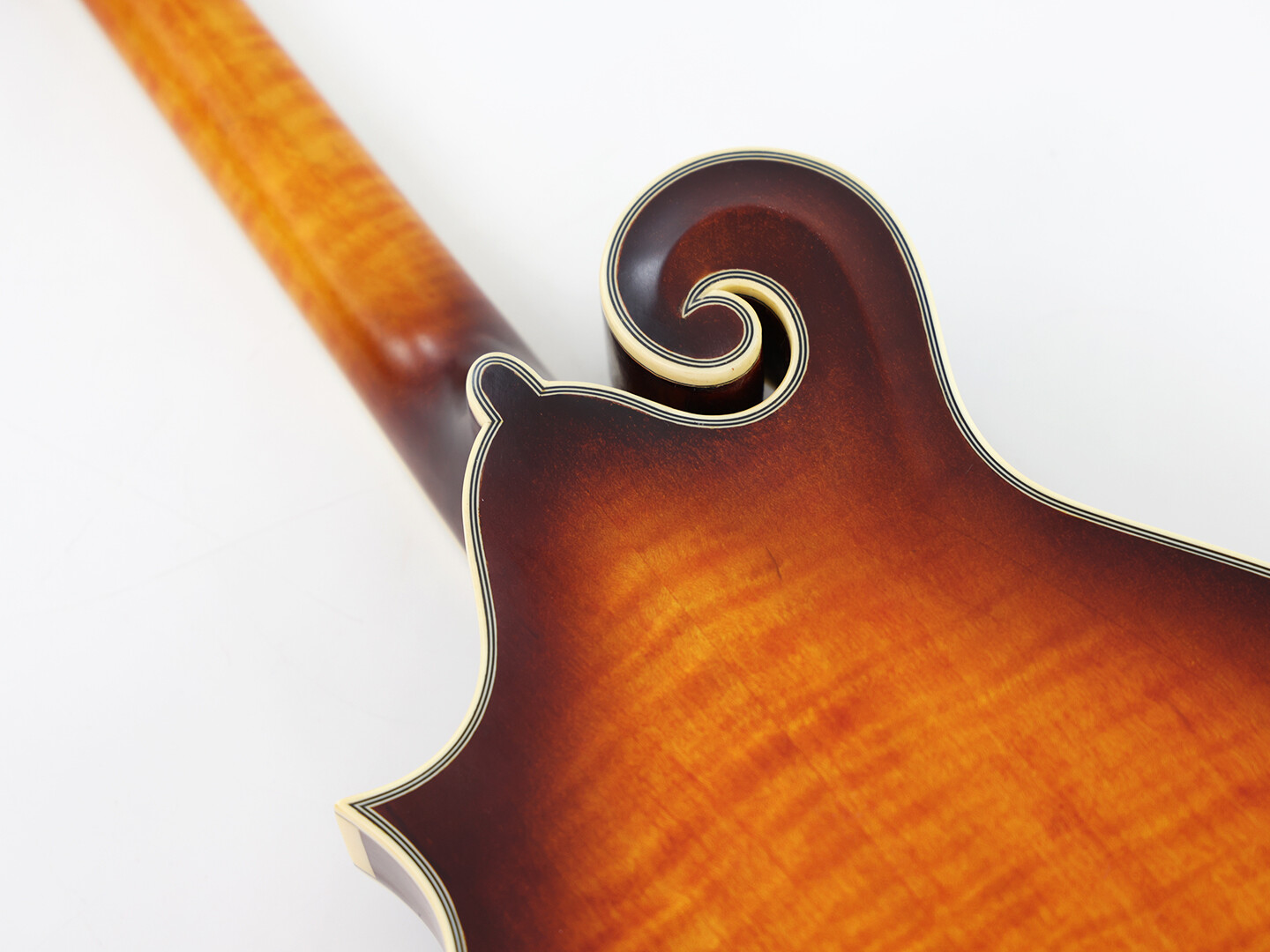 East Luthier Mandolina Sólida Arce Flameado Cola de Paloma Mástil Sunburst F