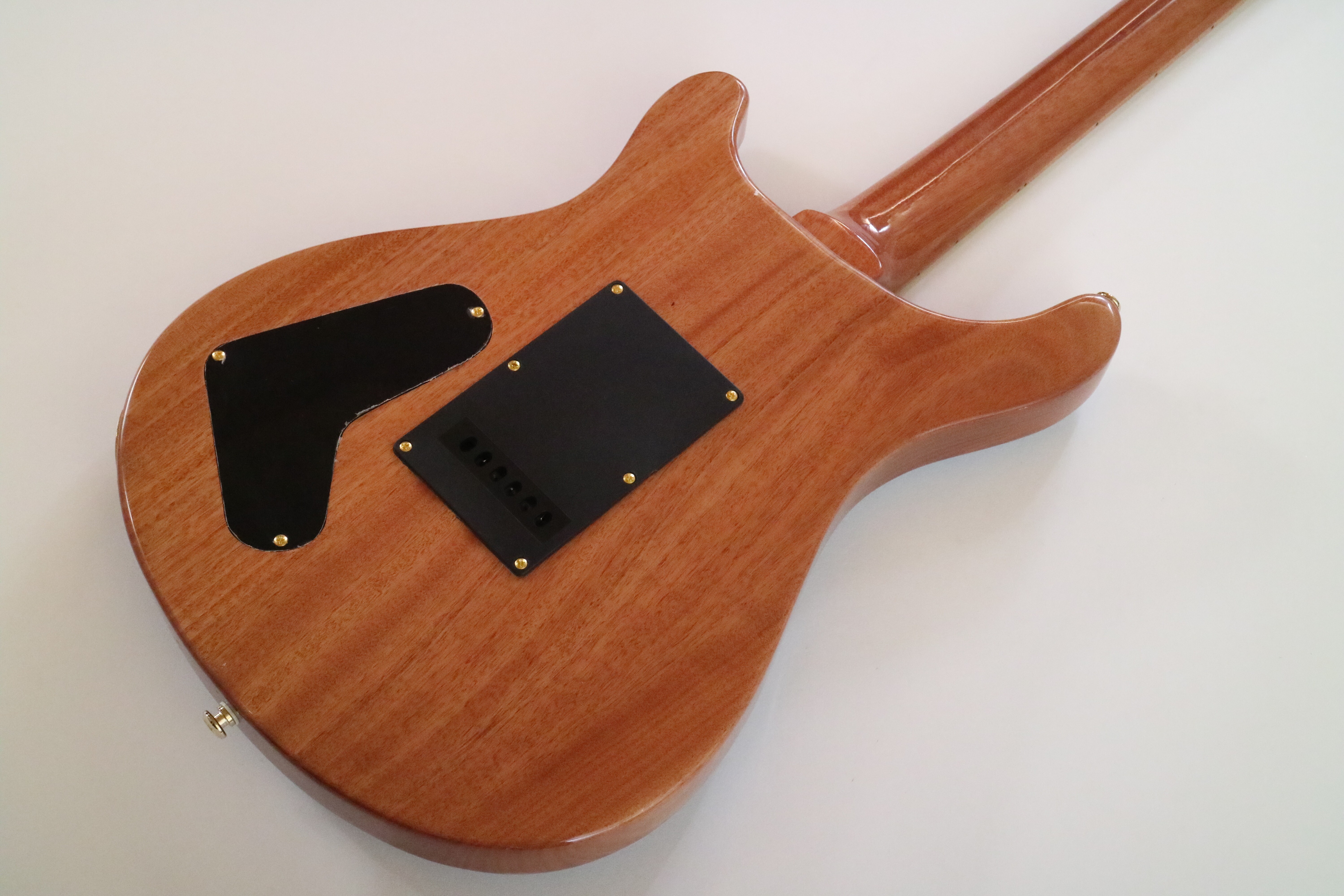 Guitarra Eléctrica Afanti 22 Trastes Caoba con Chapa de Arce Flameado