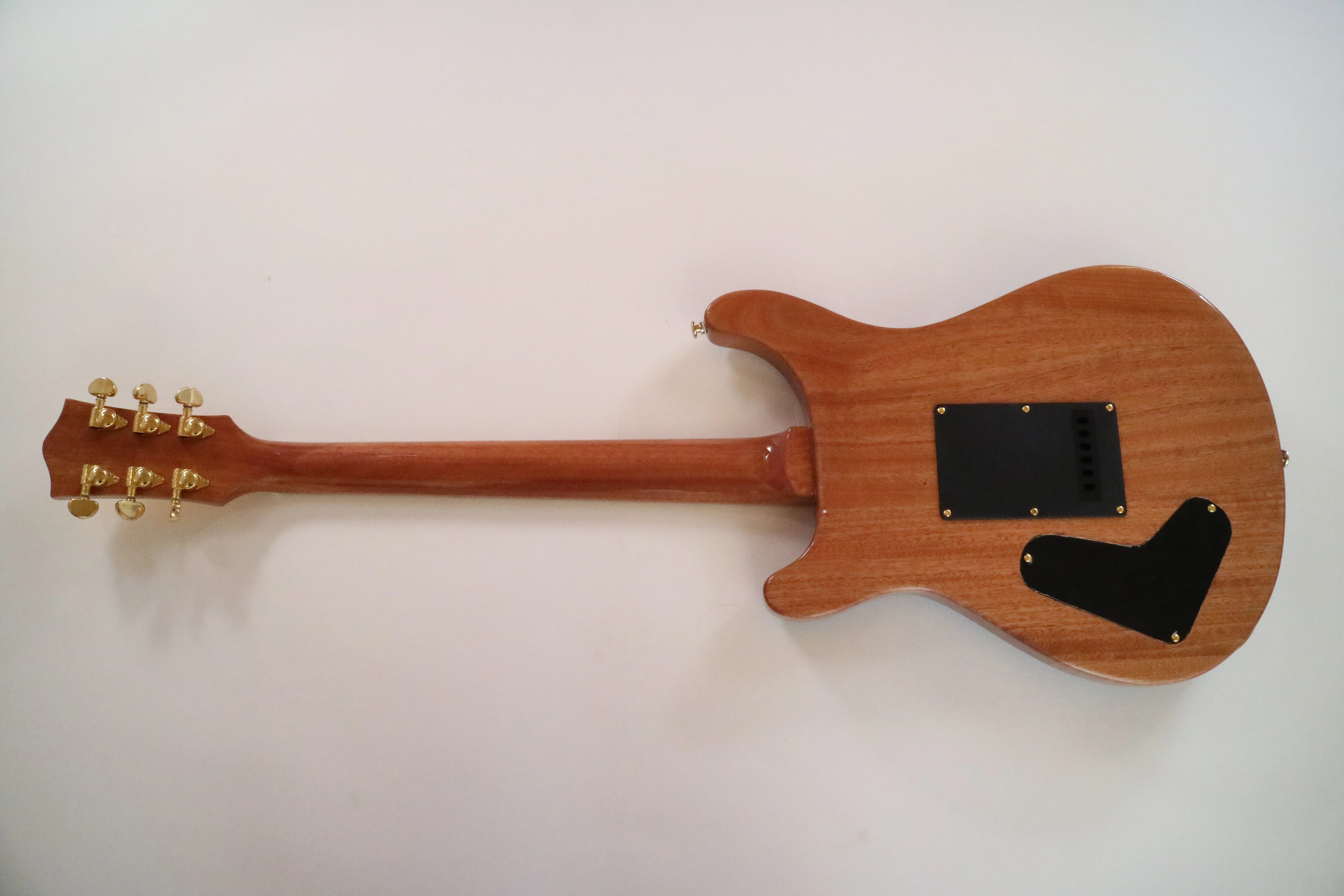 Guitarra Eléctrica Afanti 22 Trastes Caoba con Chapa de Arce Flameado