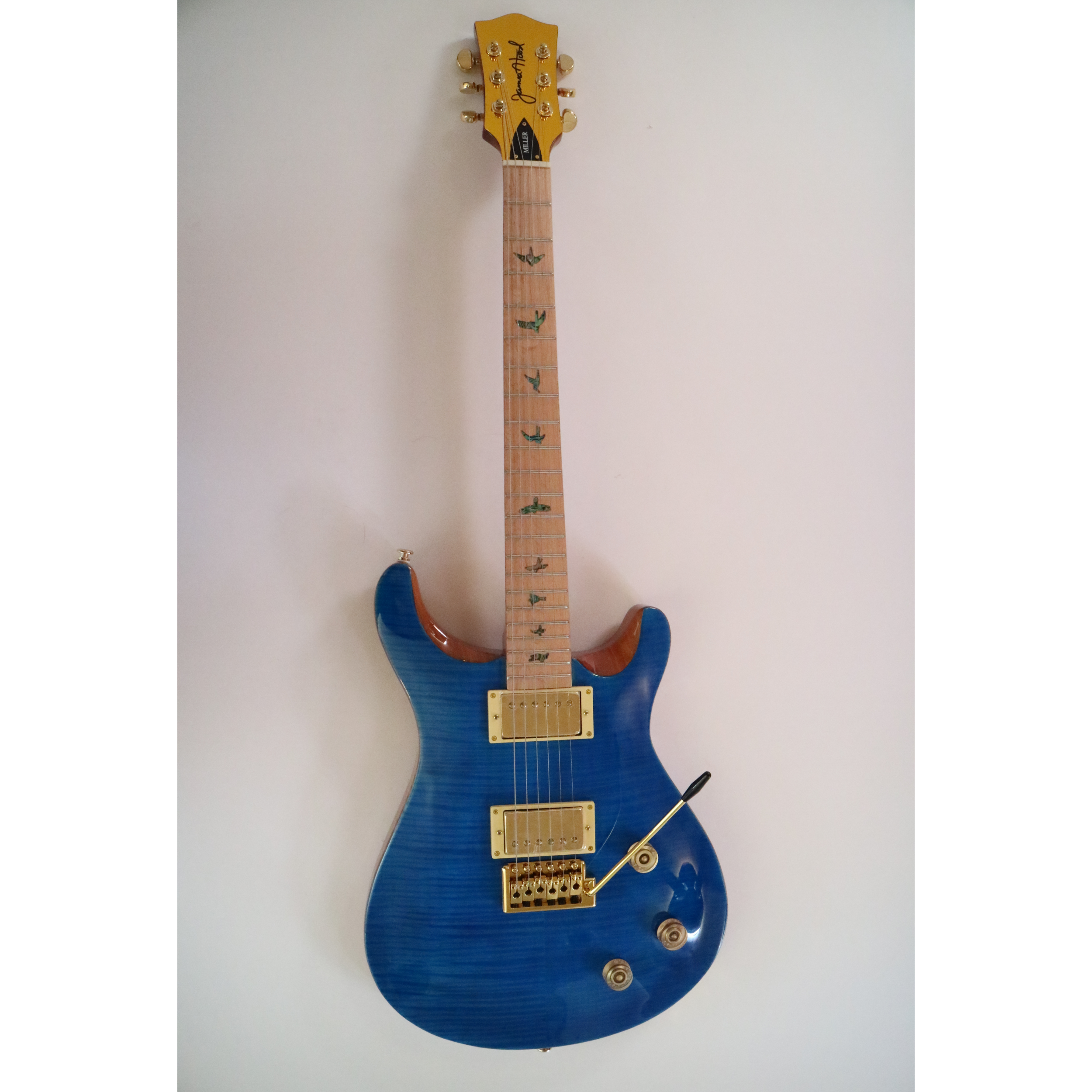 Guitarra Eléctrica Afanti 22 Trastes Caoba con Chapa de Arce Flameado Guitarra Eléctrica Afanti 22 Trastes Caoba con Chapa de Arce Flameado