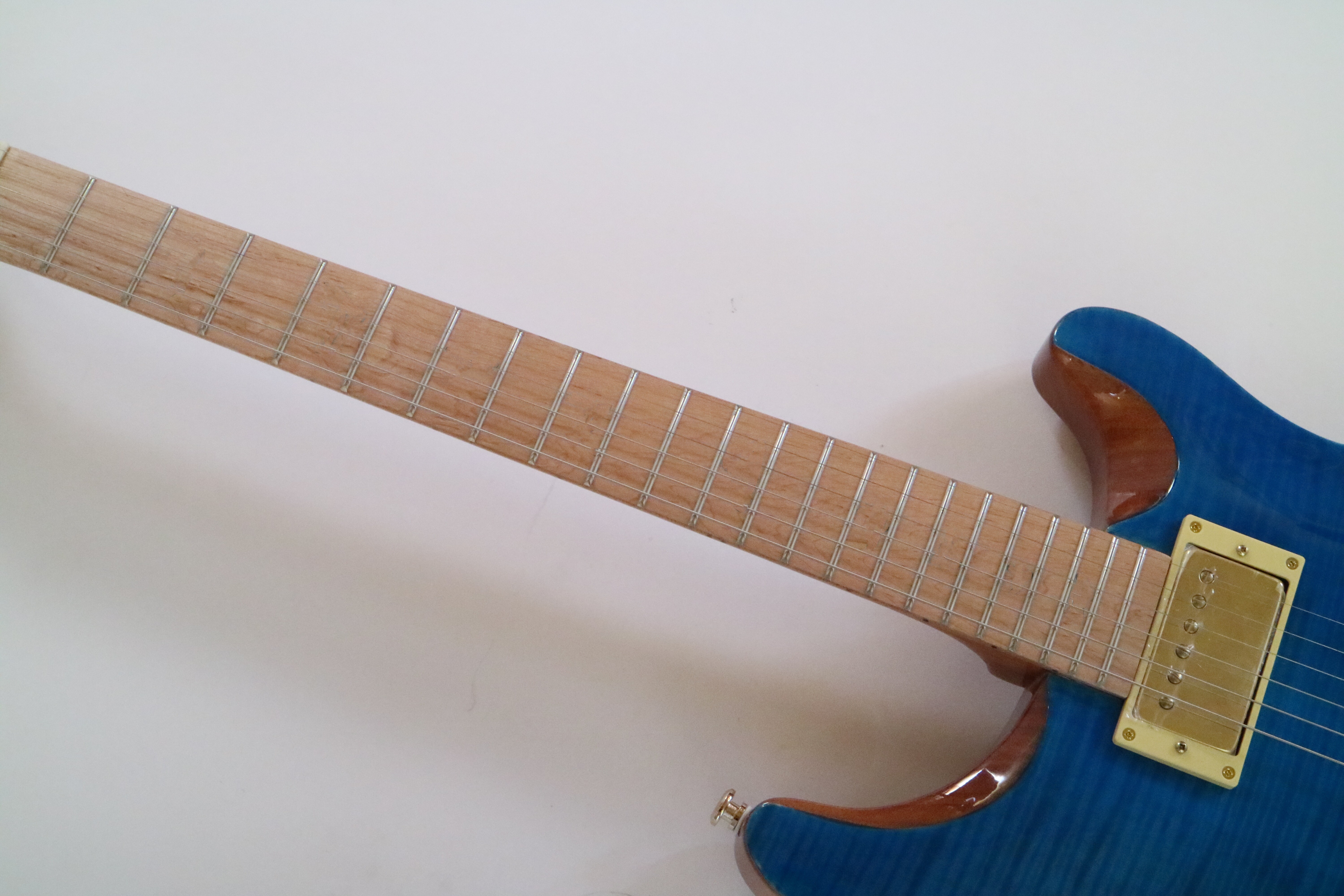 Guitarra Eléctrica Afanti 22 Trastes Caoba con Chapa de Arce Flameado
