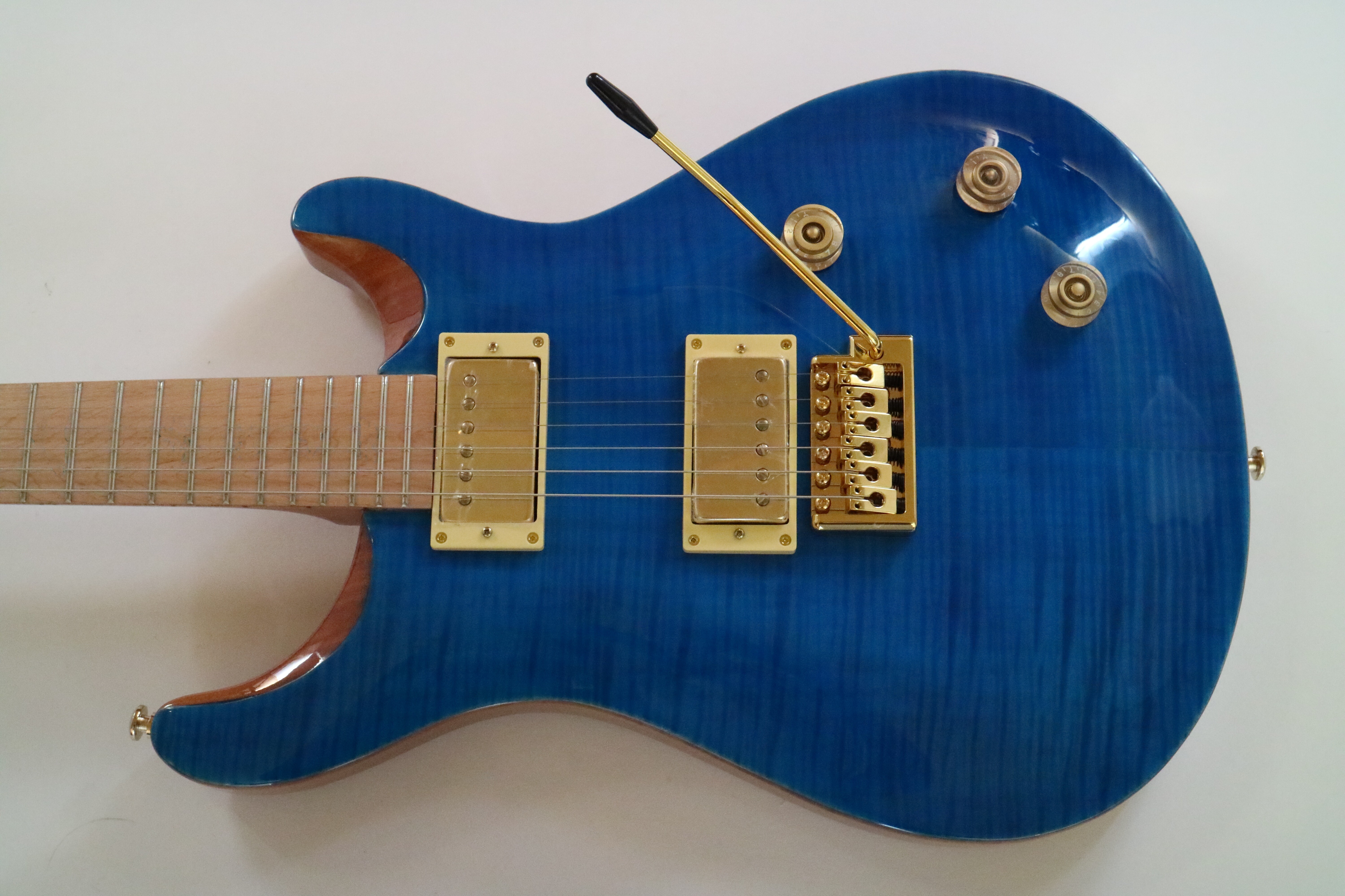 Guitarra Eléctrica Afanti 22 Trastes Caoba con Chapa de Arce Flameado