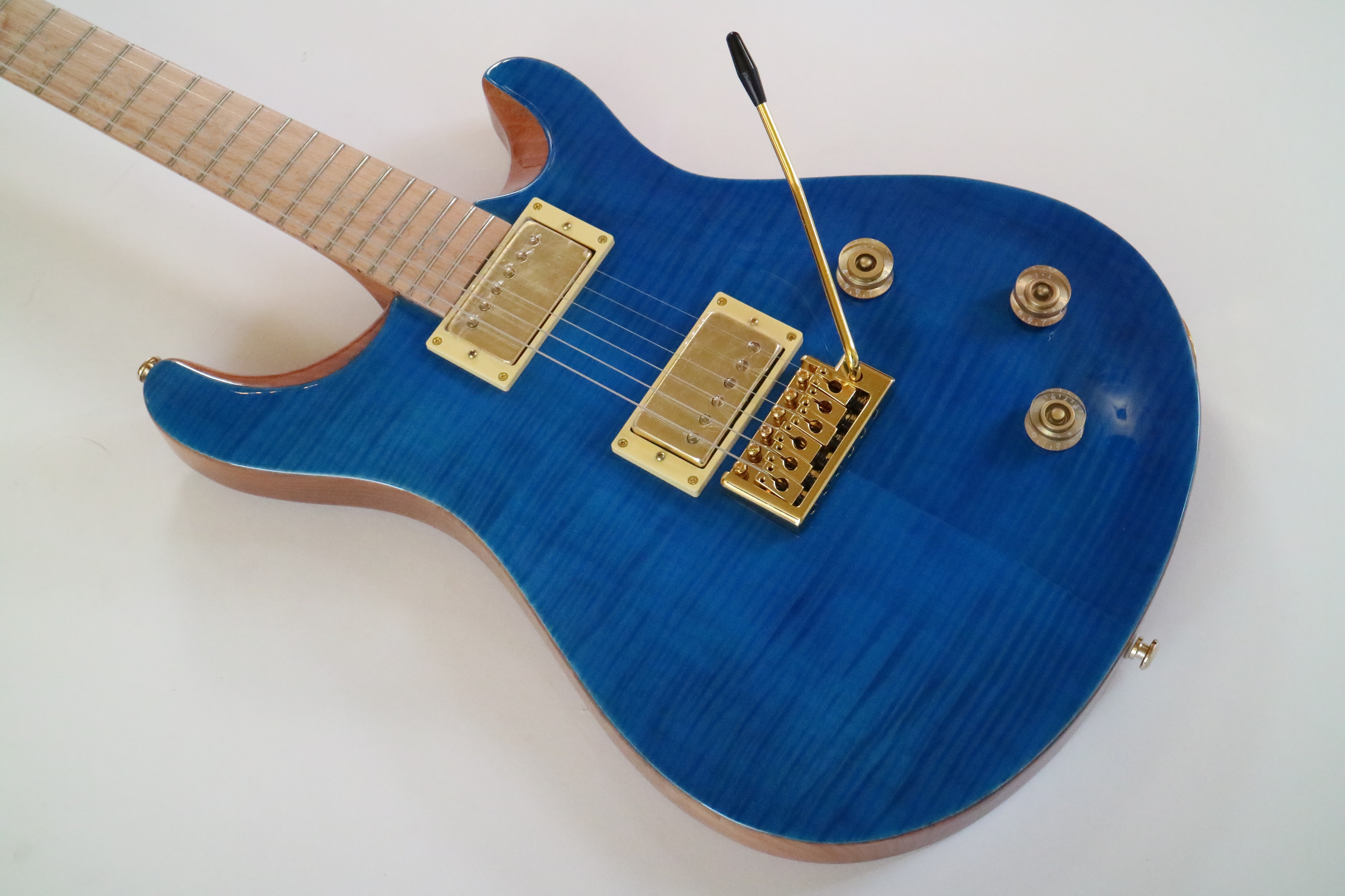 Guitarra Eléctrica Afanti 22 Trastes Caoba con Chapa de Arce Flameado