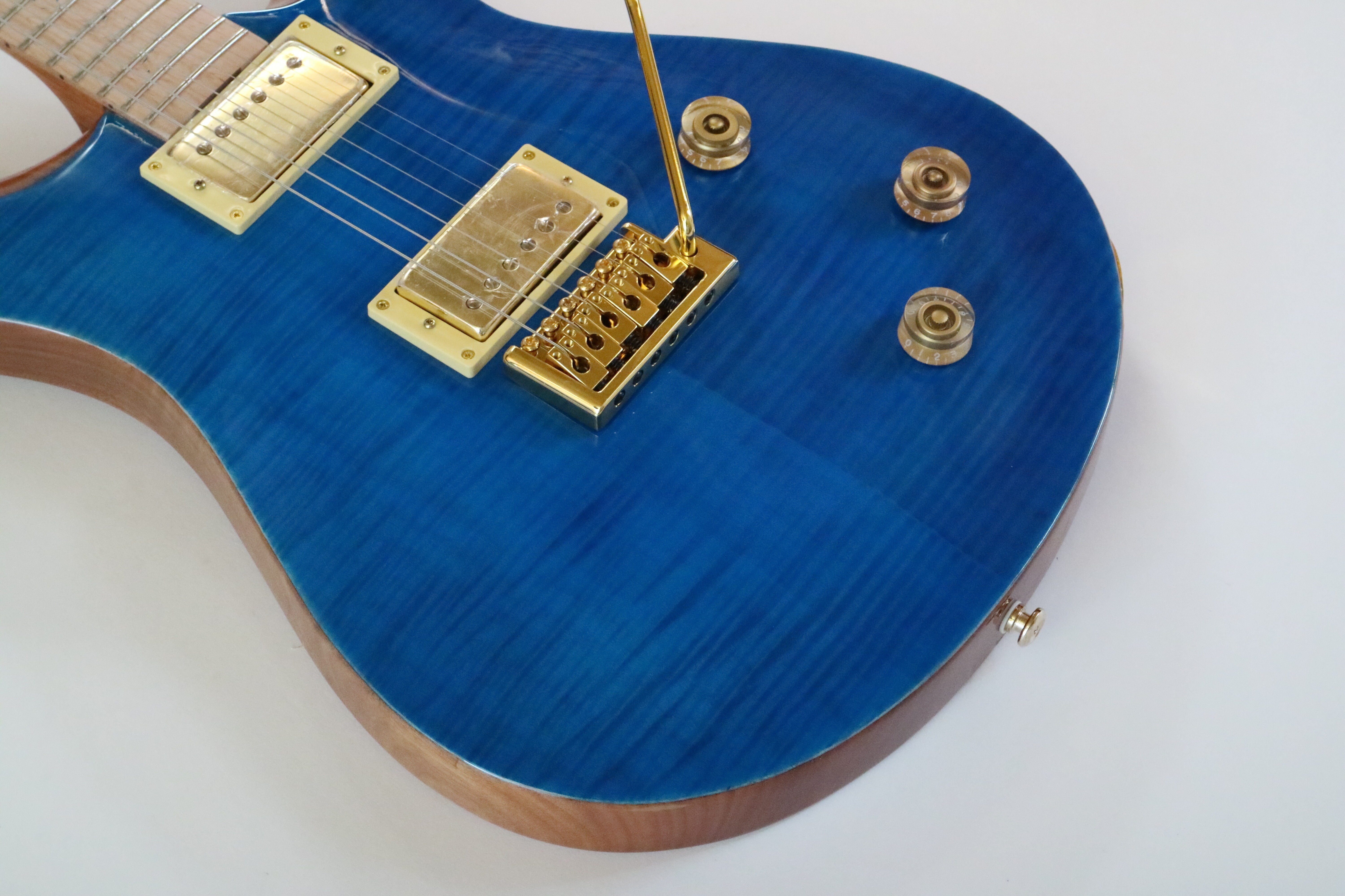 Guitarra Eléctrica Afanti 22 Trastes Caoba con Chapa de Arce Flameado