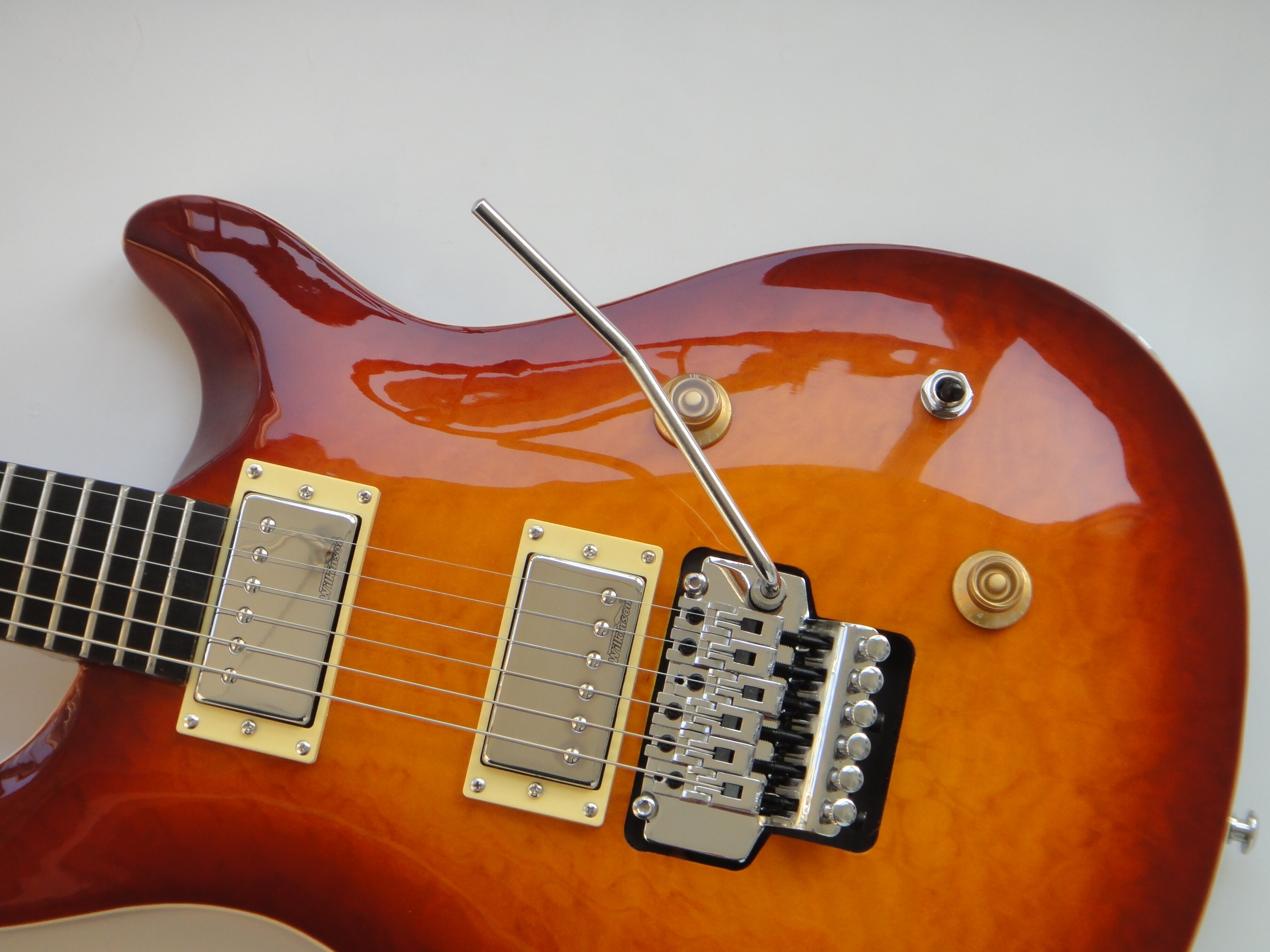 Afanti Guitarra Eléctrica 22 Trastes Tilo con Chapa de Arce Acolchado