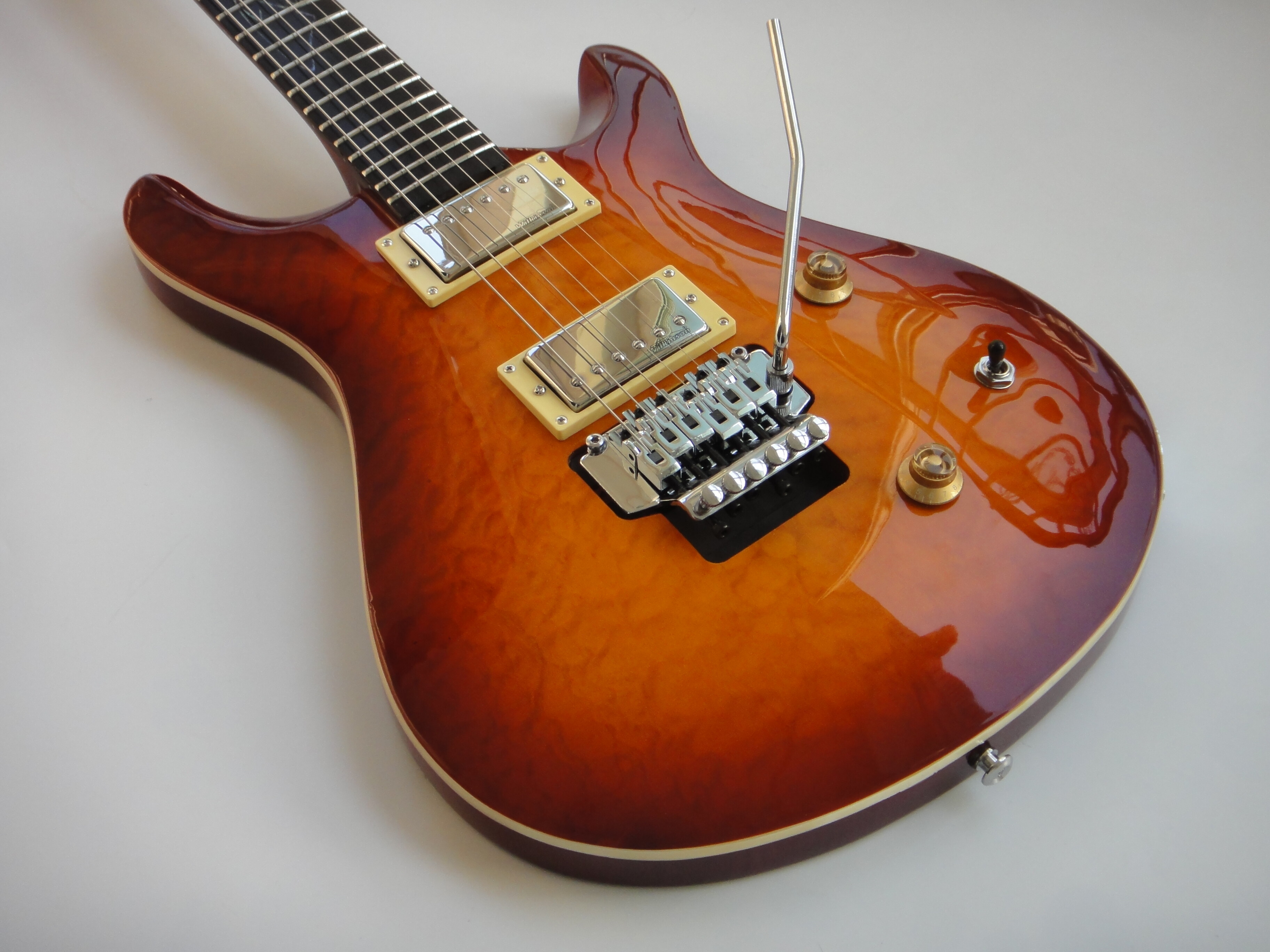 Afanti Guitarra Eléctrica 22 Trastes Tilo con Chapa de Arce Acolchado