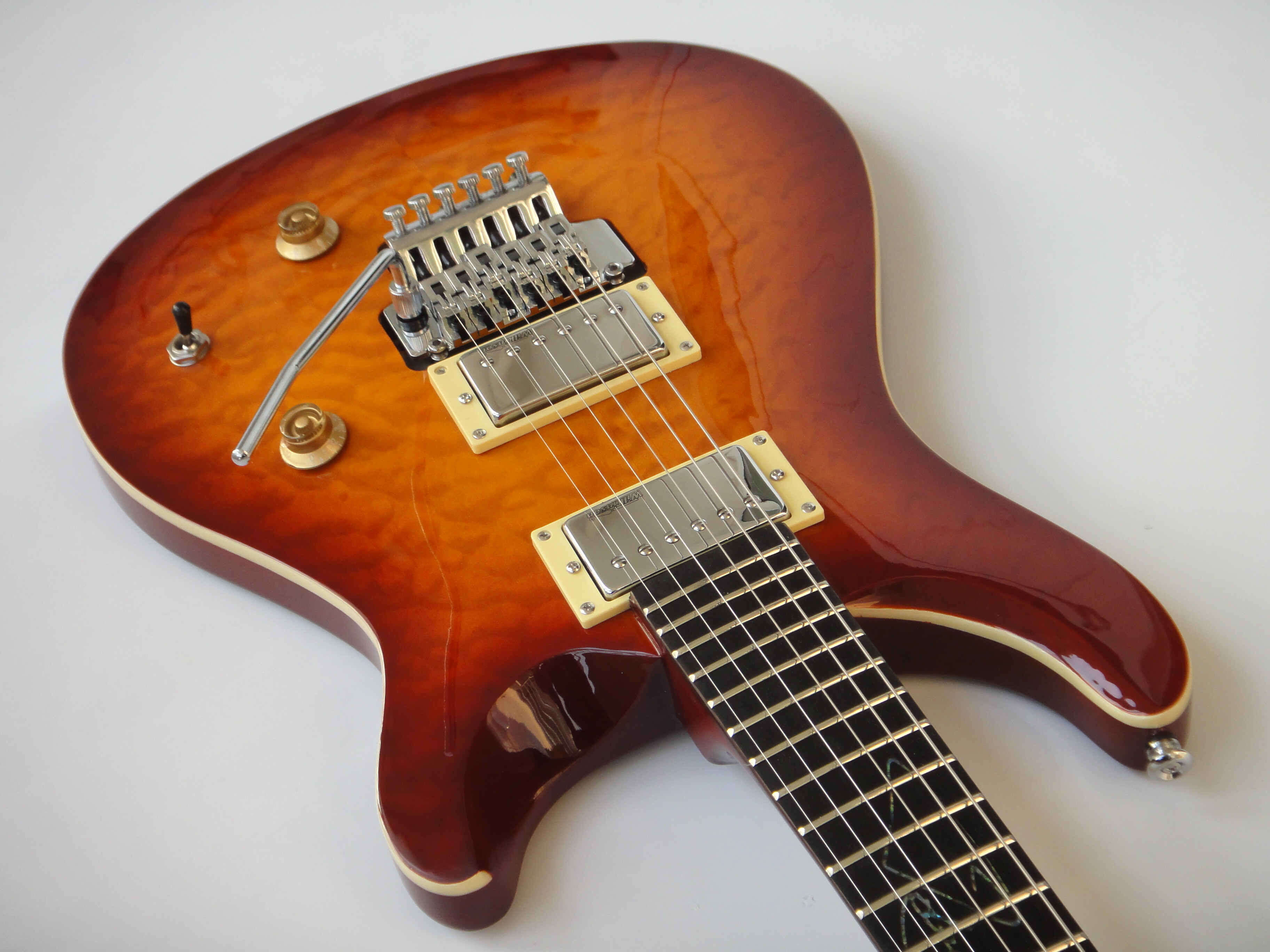 Afanti Guitarra Eléctrica 22 Trastes Tilo con Chapa de Arce Acolchado