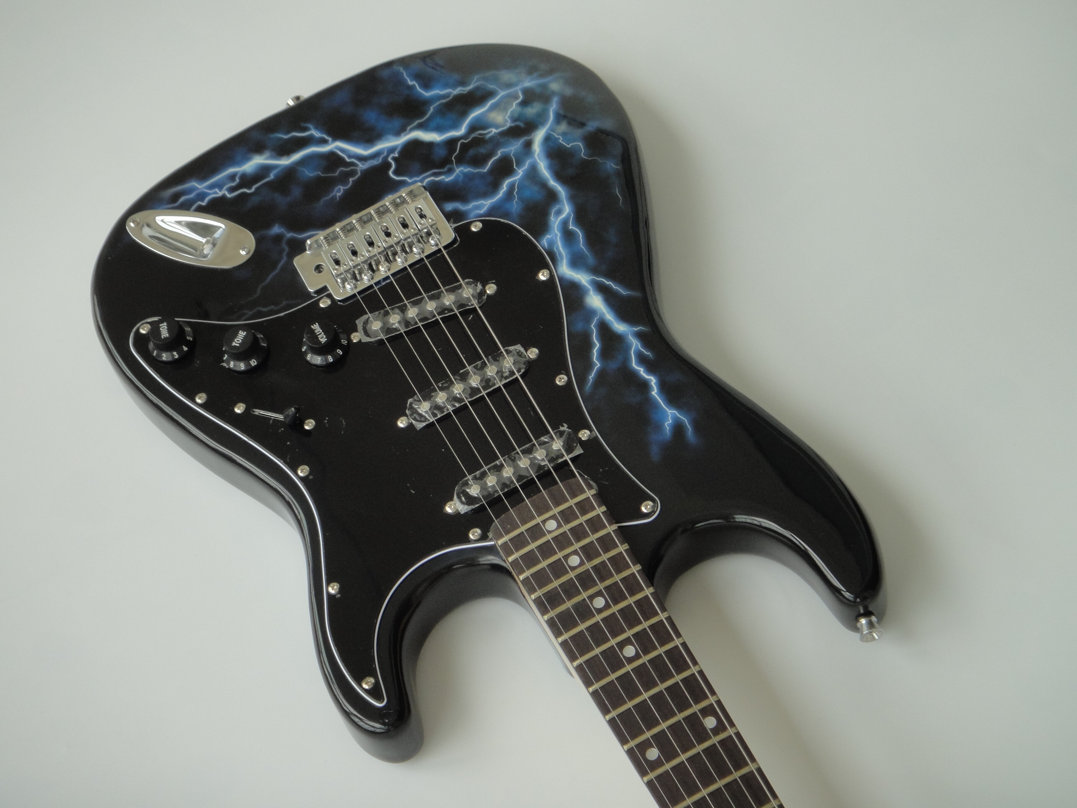 Guitarra Eléctrica Afanti Bolt On Maple Neck SSS Pickups