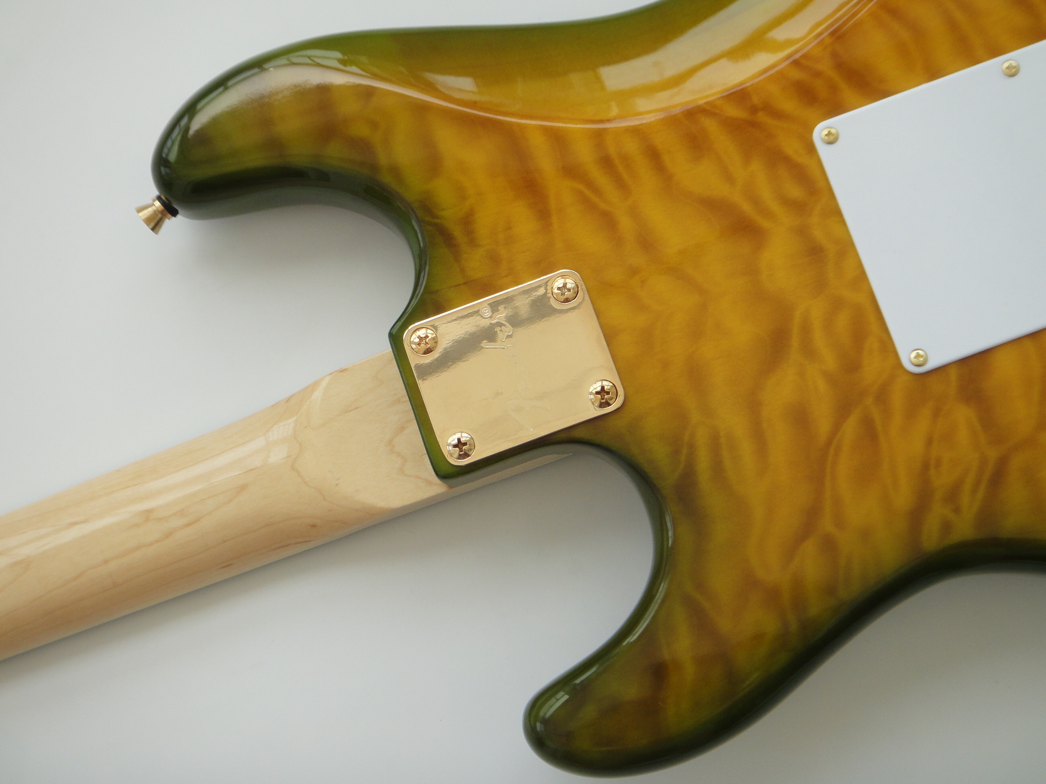 Afanti Guitarra Eléctrica con Cuerpo de Tilo Personalizado y Tapa de Arce Acolchado