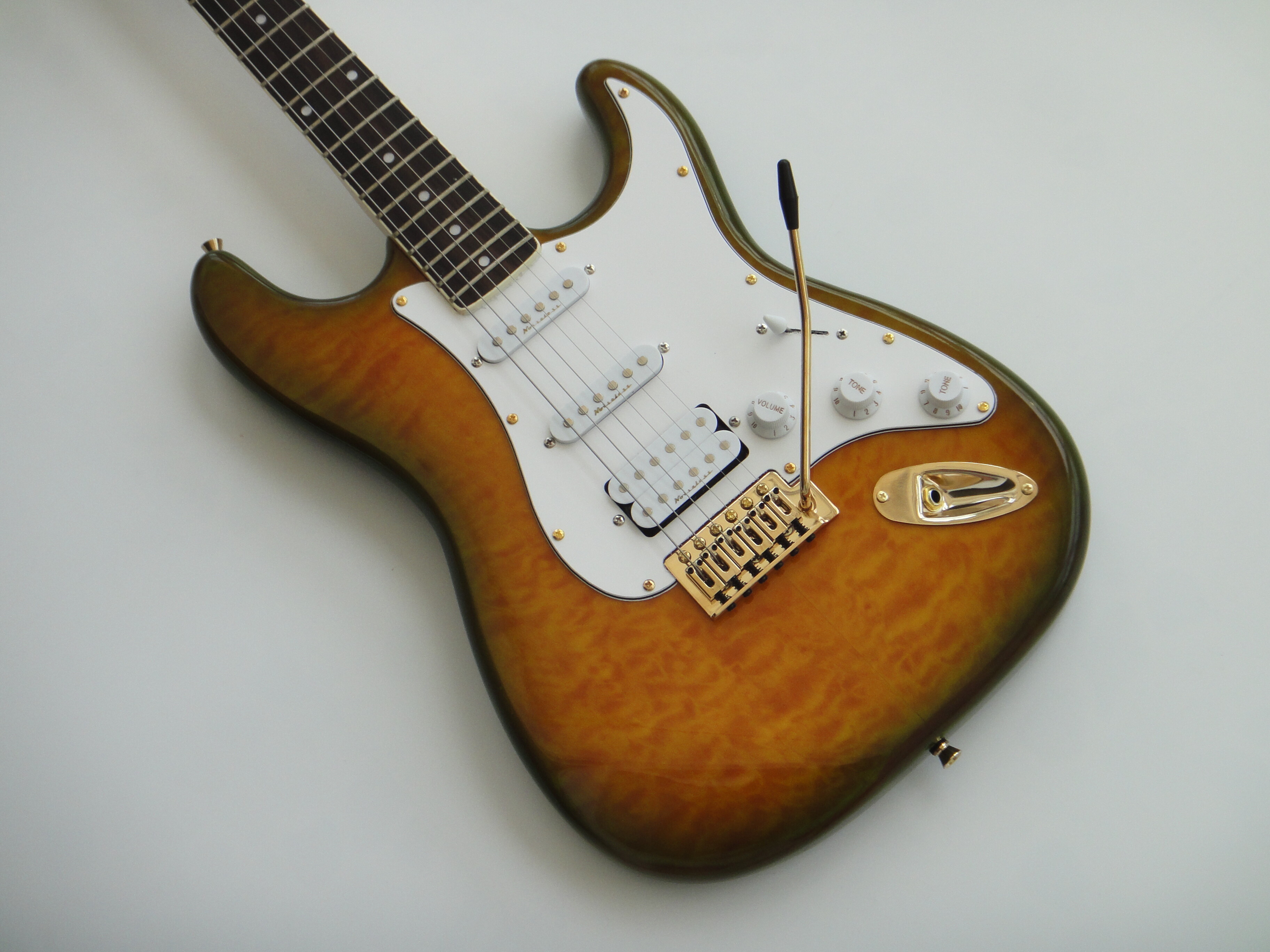 Afanti Guitarra Eléctrica con Cuerpo de Tilo Personalizado y Tapa de Arce Acolchado