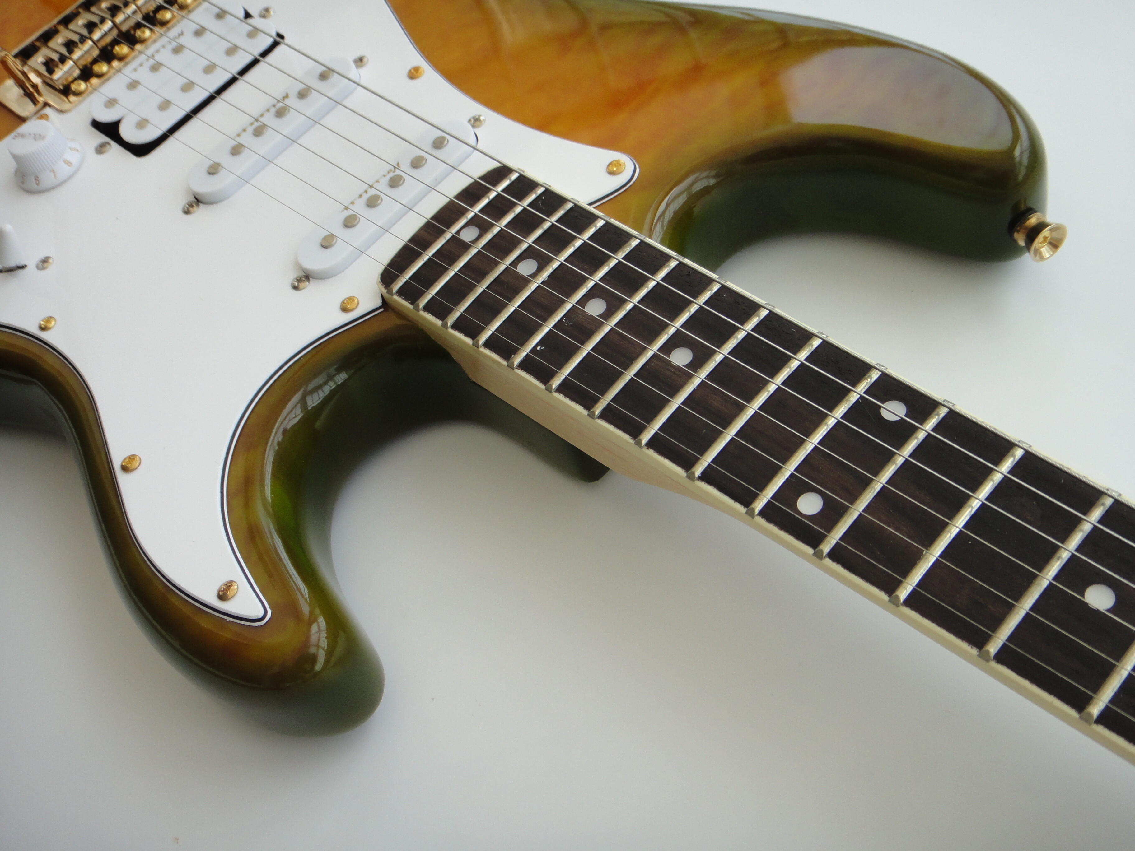 Afanti Guitarra Eléctrica con Cuerpo de Tilo Personalizado y Tapa de Arce Acolchado