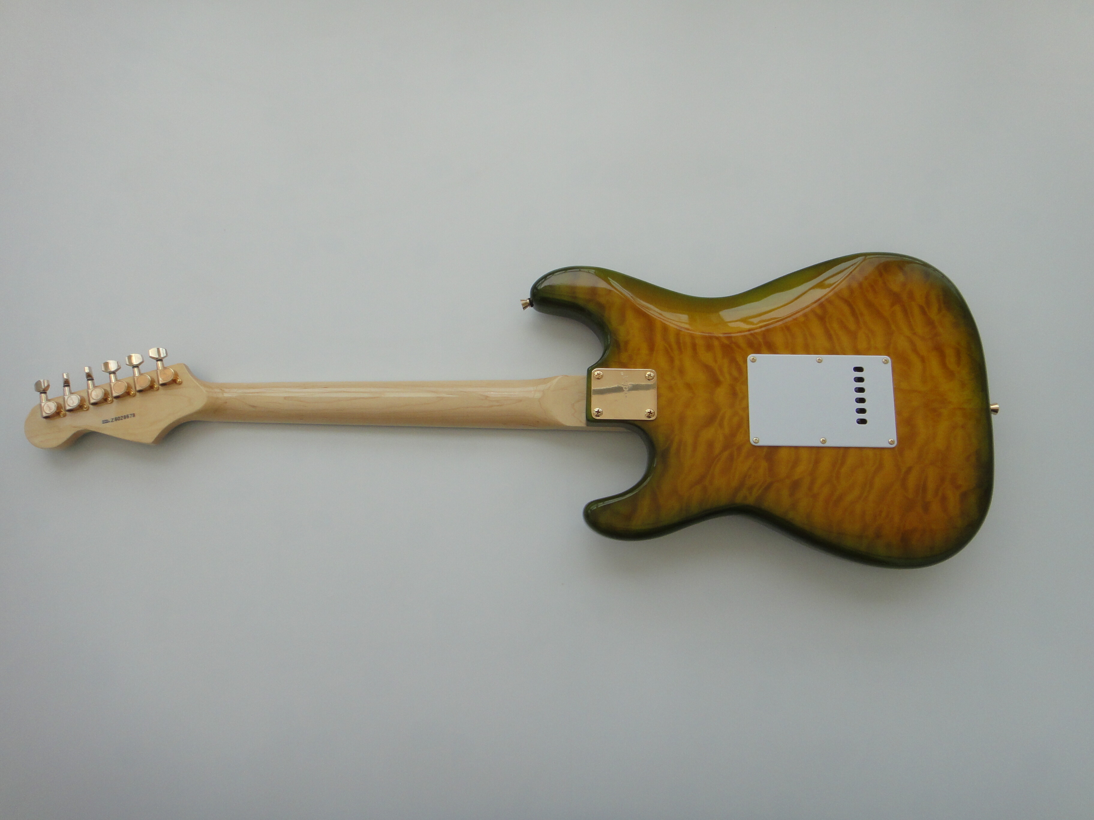 Afanti Guitarra Eléctrica con Cuerpo de Tilo Personalizado y Tapa de Arce Acolchado