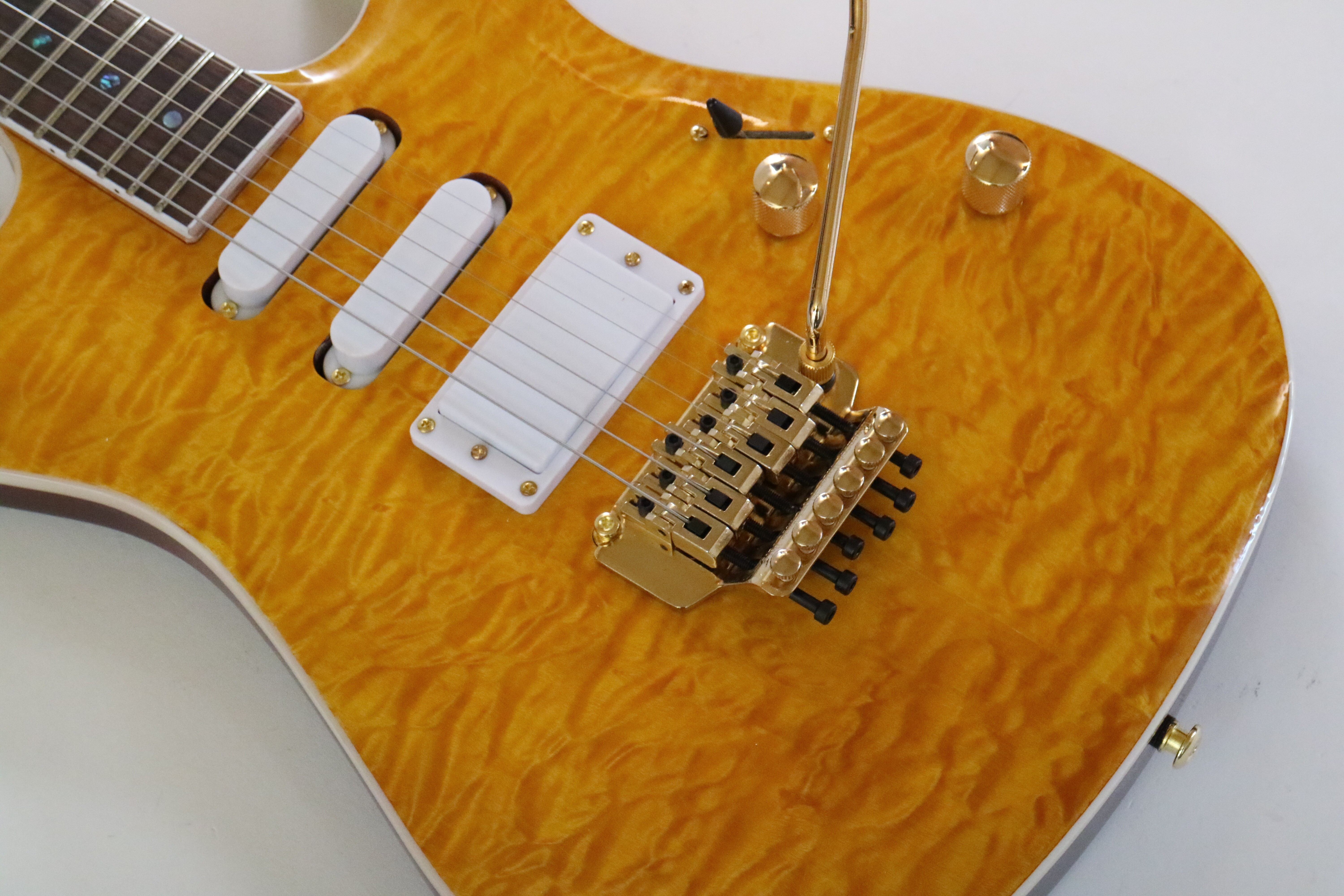 Guitarra Eléctrica Afanti Customized Sh Cuerpo de Caoba con Chapa de Arce Acolchado