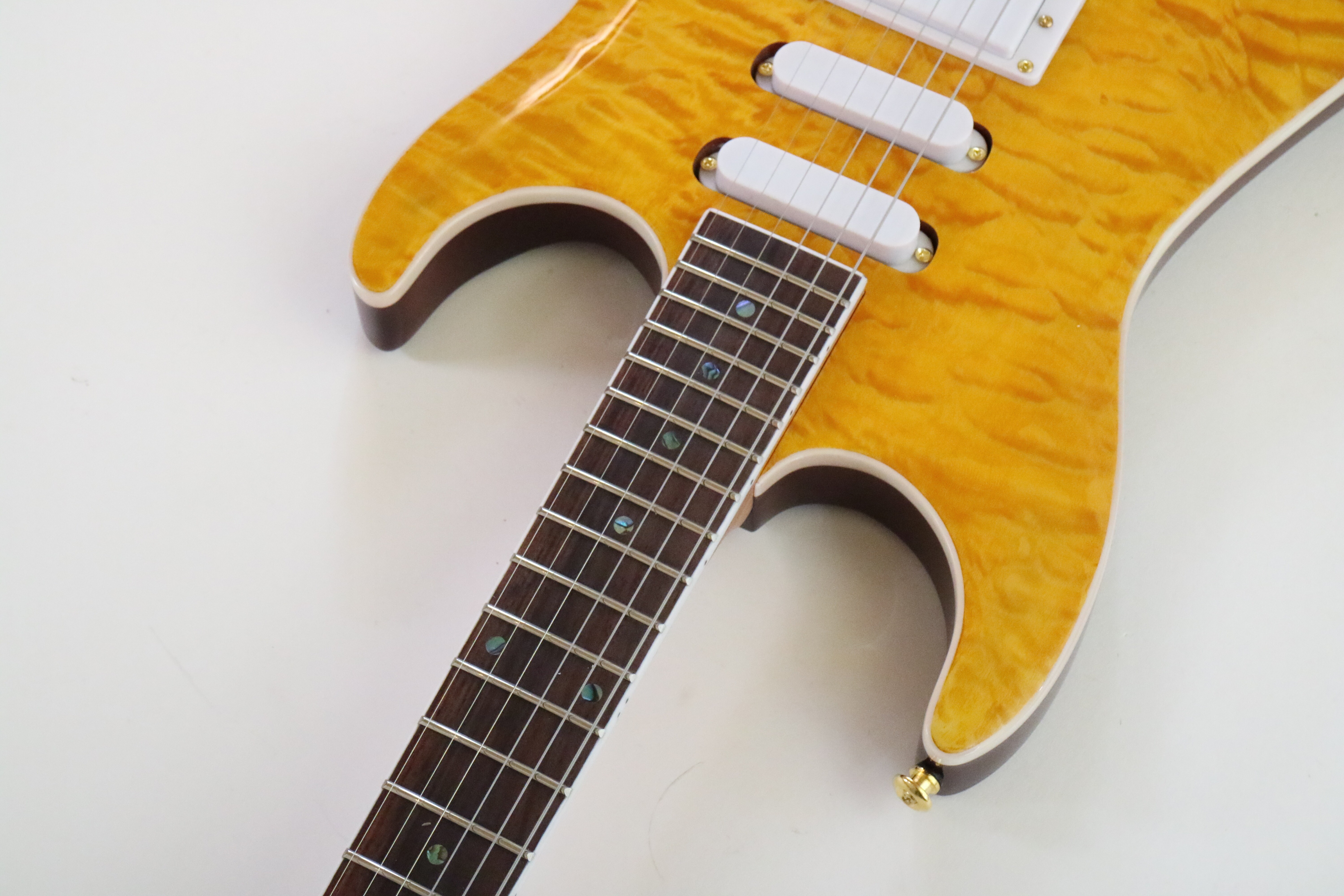 Guitarra Eléctrica Afanti Customized Sh Cuerpo de Caoba con Chapa de Arce Acolchado