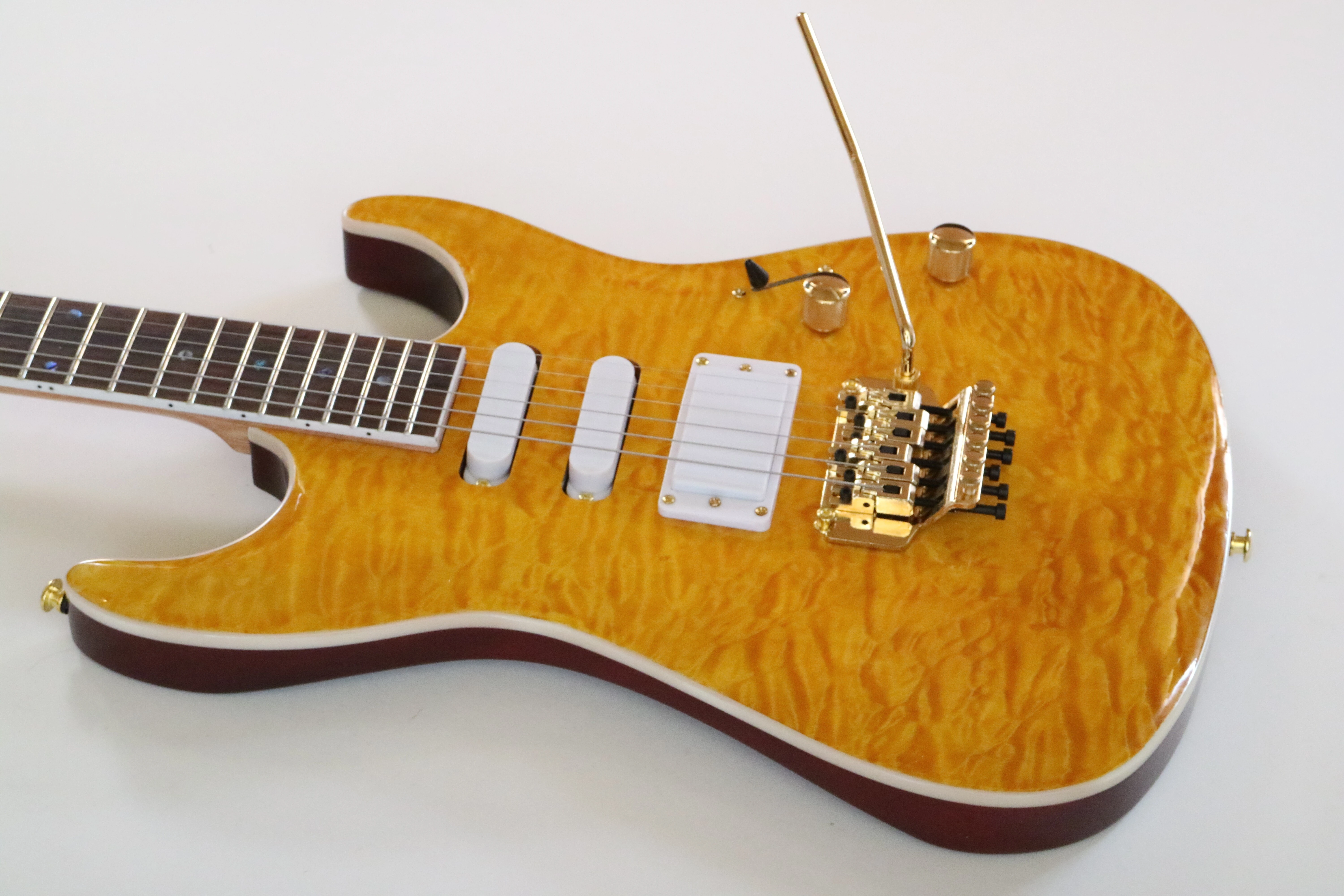 Guitarra Eléctrica Afanti Customized Sh Cuerpo de Caoba con Chapa de Arce Acolchado